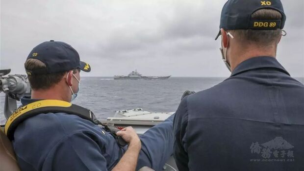 美軍驅逐艦馬斯廷號艦長和副艦長近距離觀察遼寧號動向。（美國海軍網頁www.navy.mil）