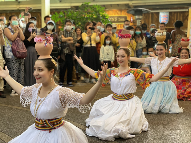 加勒比海文化節17日在台北Maji Maji集食行樂圓形廣場盛大登場，11國大使代表共襄盛舉。除了加勒比海及拉丁美洲美食音樂外，現場觀眾也可欣賞巴拉圭特色舞蹈。