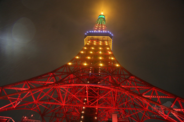 東京鐵塔廣場台灣祭（美食活動）17日舉辦點燈儀式。東京鐵塔首度施以鳳梨意象的鑽紗光雕，化為「全球最大的台灣金鑽鳳梨」。
