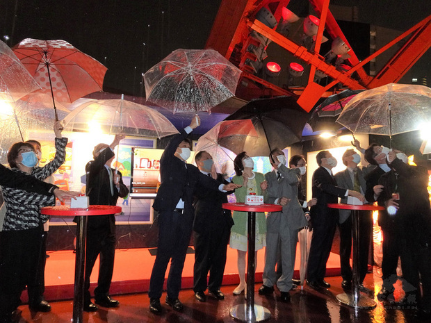 京鐵塔台灣祭（美食活動）17日舉行點燈儀式，點燈瞬間令人讚嘆。