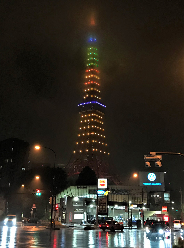 東京鐵塔台灣祭（美食活動）17日舉行點燈儀式，東京鐵塔首度施以台灣金鑽鳳梨意象的光雕。