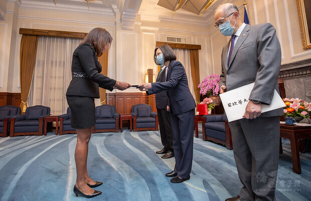 蔡英文總統20日上午接受貝里斯新任駐臺特命全權大使碧坎蒂（Candice Pitts）呈遞到任國書