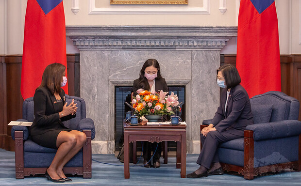 總統與貝里斯新任駐臺特命全權大使碧坎蒂相互交流