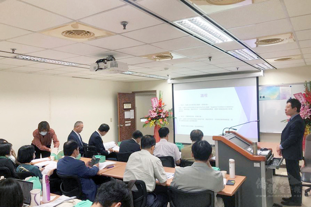 台灣日本研究院會員進行章程討論與活動建議。