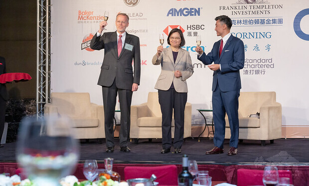 總統與「台灣美國商會」金奇偉（C. W. Chin）會長、「美國在台協會」（AIT）台北辦事處處長酈英傑（William Brent Christensen）共同舉杯祝賀，見證臺美堅實情誼