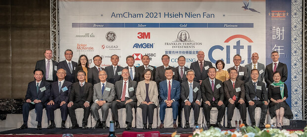 總統與出席貴賓合影