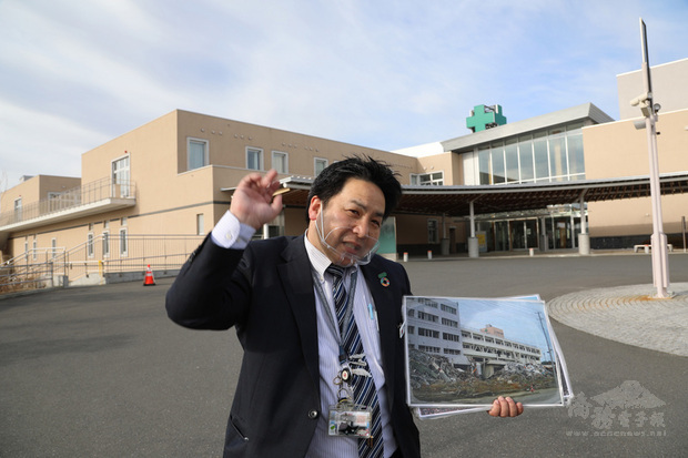 日本宮城縣南三陸觀洋飯店2012年推出講述防災重要性的「傳承巴士」，45歲的講述人伊藤俊在南三陸醫院前對媒體說，很感謝台灣人捐款援建，這座醫院是當地的中核醫院，相當重要。