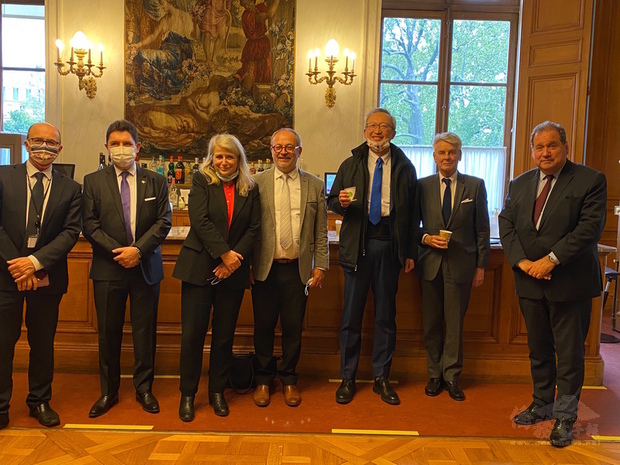 駐法代表吳志中（右3）在參議院決議案投票後與議員會面，向兩位提案人李察（右2）、葛利歐（左4），以及挺台議員卡里奧-梅蘭（左3）、卡迪克（左2）、卡托蘭（左1）、布里松（右1）表達感謝。