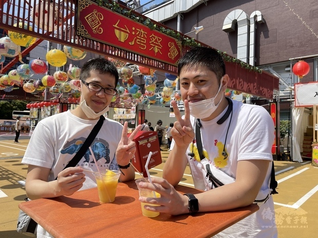 東京鐵塔台灣祭受到緊急事態宣言發布的影響，一度停辦。5月22日低調重啟，舉辦到7月11日為止。圖為日本民眾喝台灣鳳梨汁，稱讚好喝。