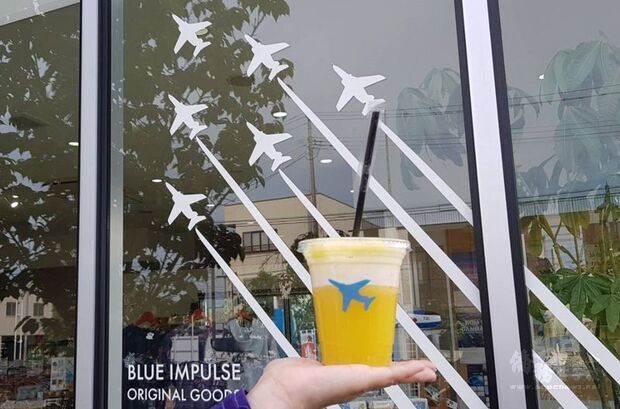 日本2月底以來掀起台灣鳳梨熱。日本宮城縣松島基地旁的餐飲店推出台灣鳳梨汁飲品，籲民眾報答台灣311馳援日本的恩情。松島基地以「藍色衝擊波」飛行表演隊聞名，果汁杯有飛機圖。