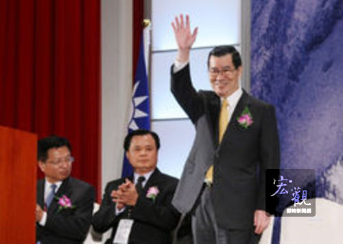 副總統蕭萬長(右)出席世界台灣商會聯合總會第15屆年會，並上台致詞，圖左為僑委會副委員長許振榮。