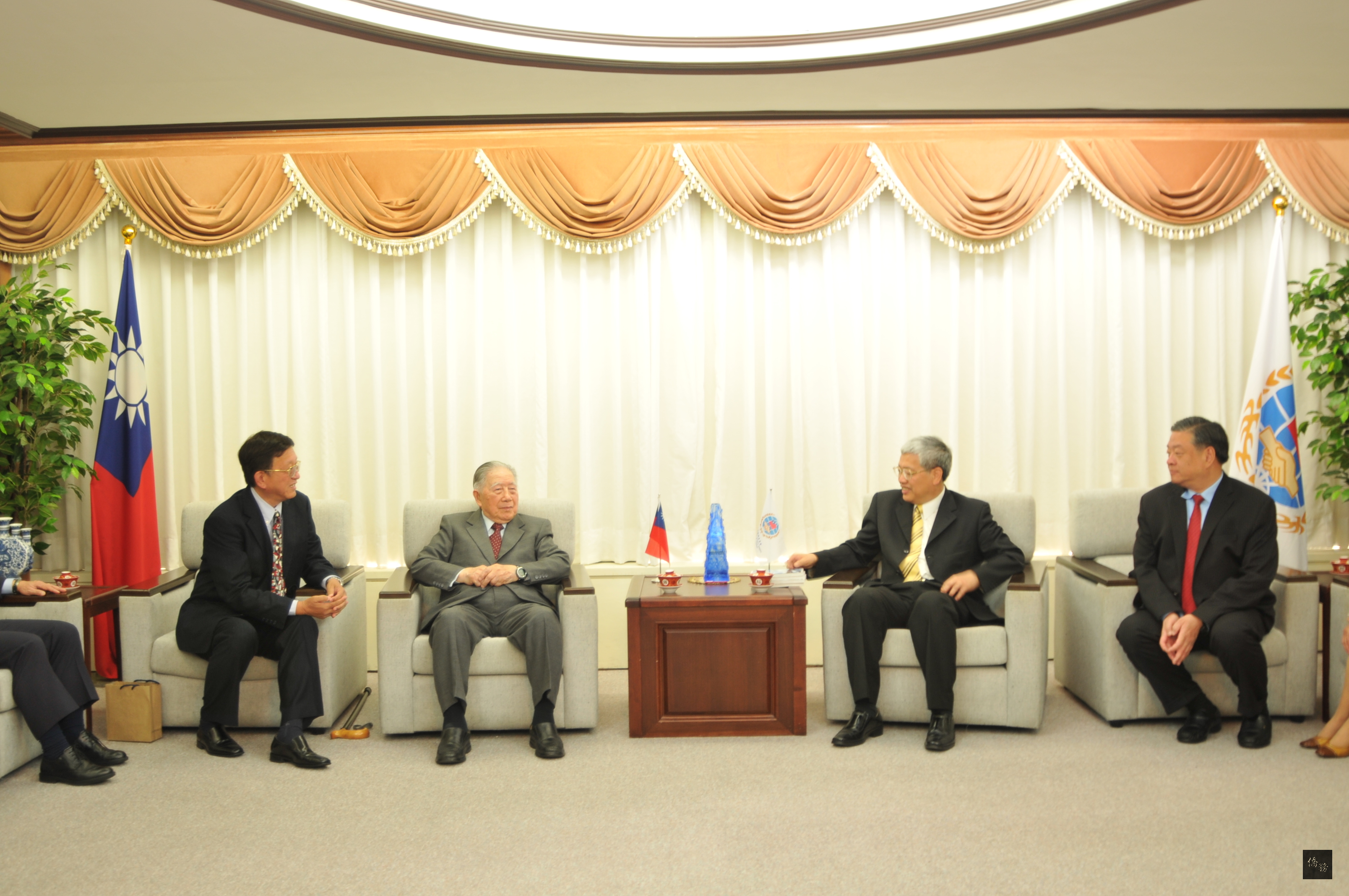 復興航空創辦人陳文寬(左二)等人拜會僑委會委員長陳士魁(右二)、副委員長呂元榮(右一)。