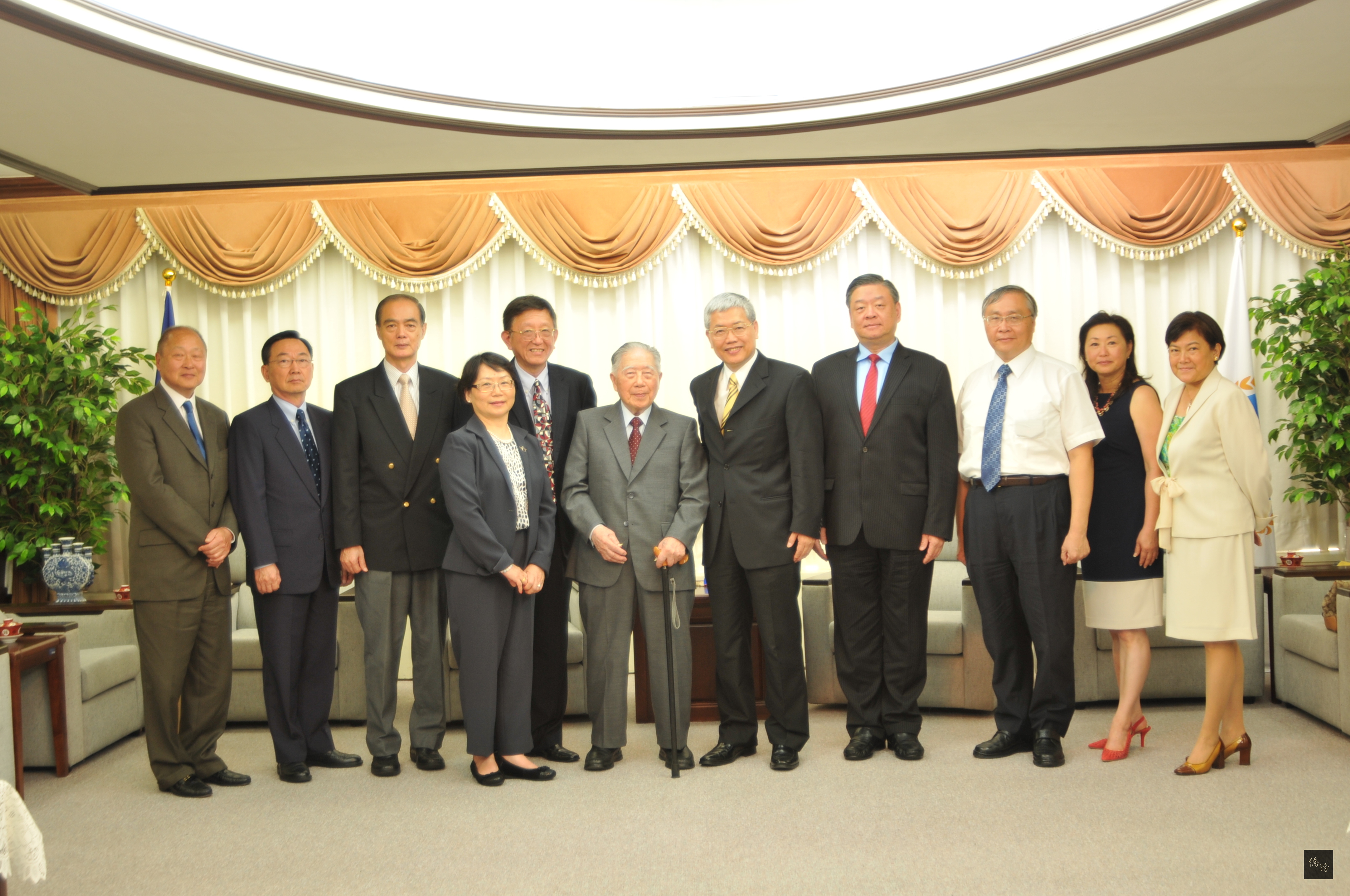 復興航空創辦人陳文寬(左六)一行人拜會僑委會,並和委員長陳士魁(右五)、副委員長呂元榮(右四)、主任秘書張良民(右三)合影。