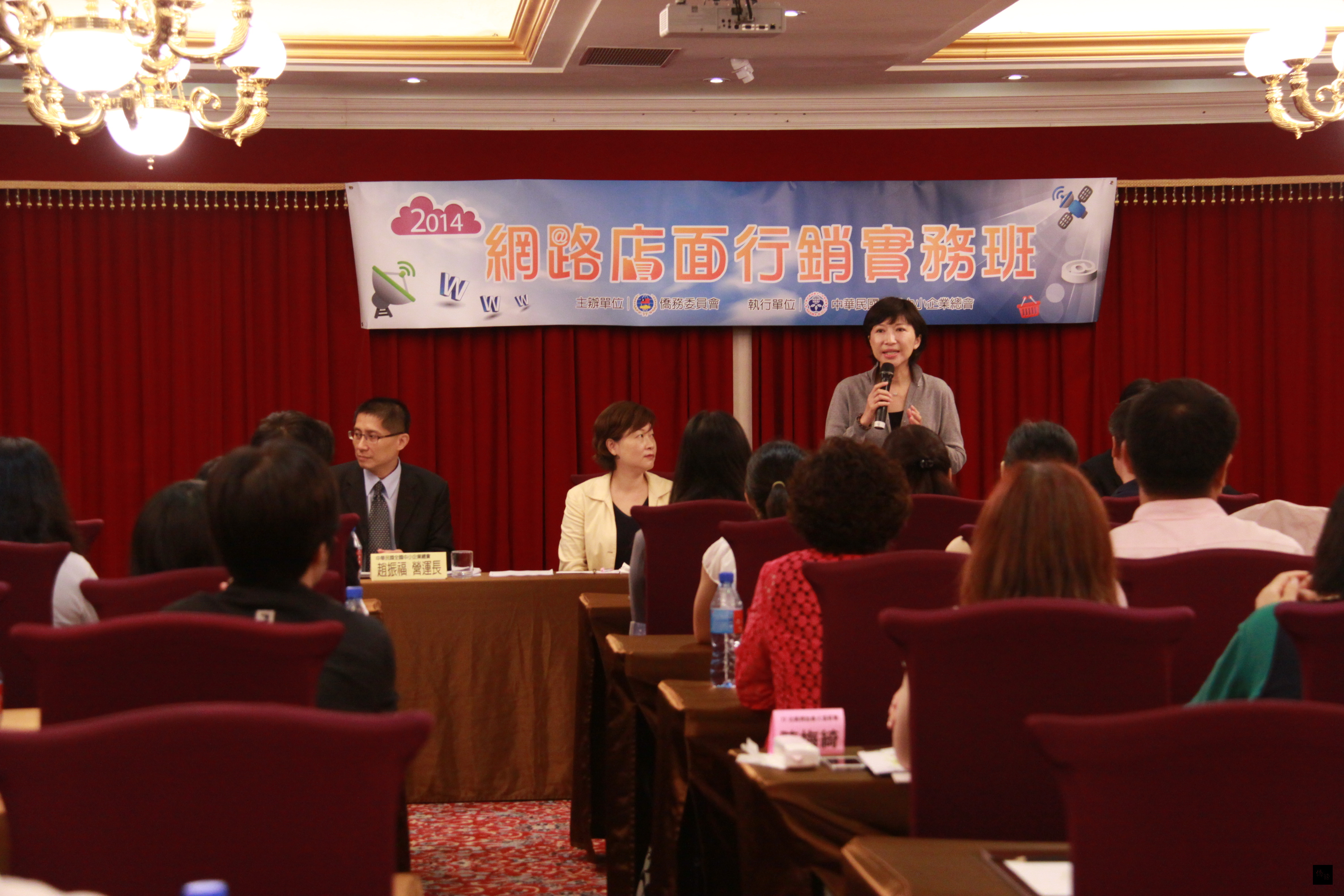 僑委會副委員長陳玉梅（立者）出席2014年第1期網路店面行銷實務班結業式致詞。