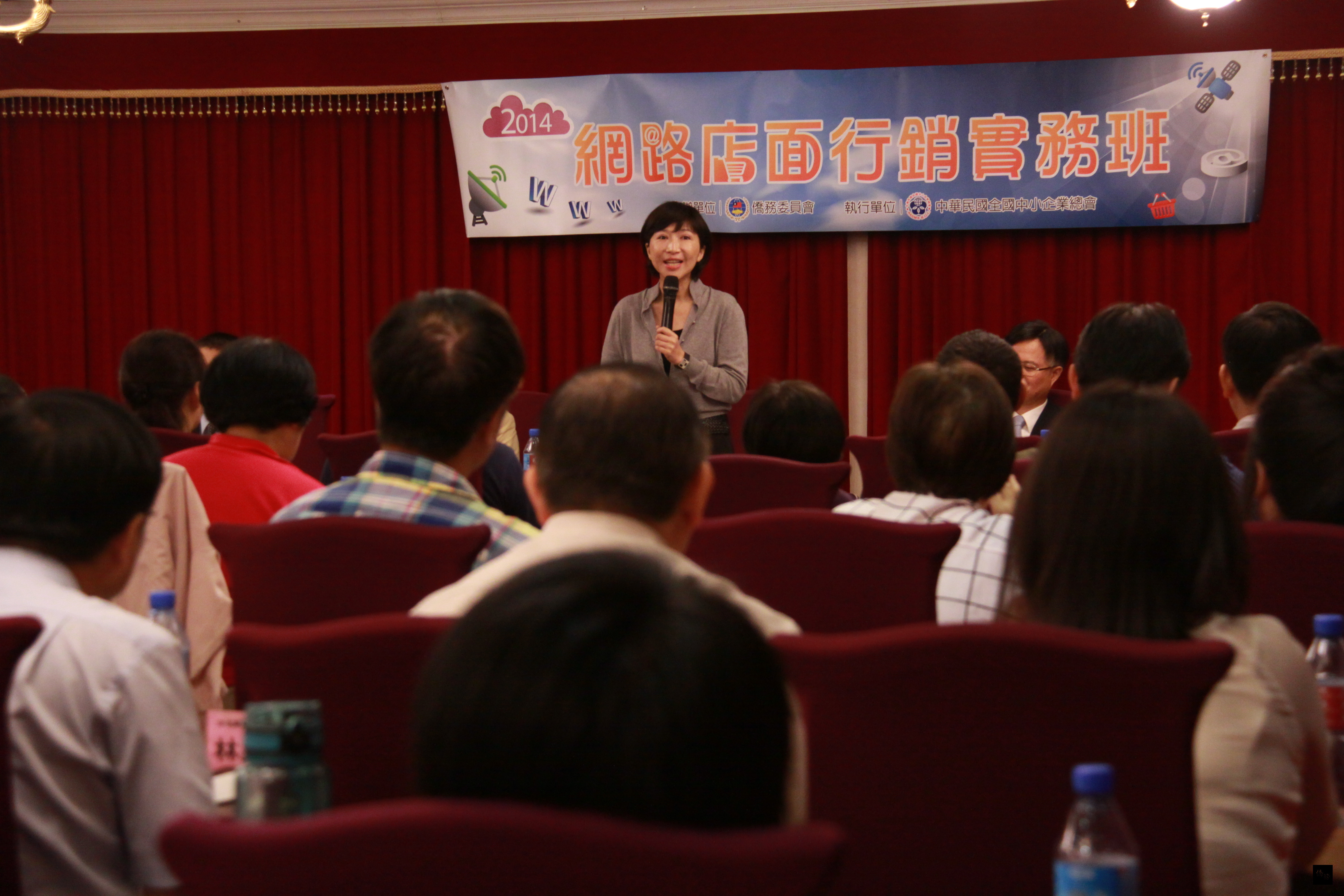 僑委會副委員長陳玉梅（立者）出席2014年第1期網路店面行銷實務班結業式致詞。