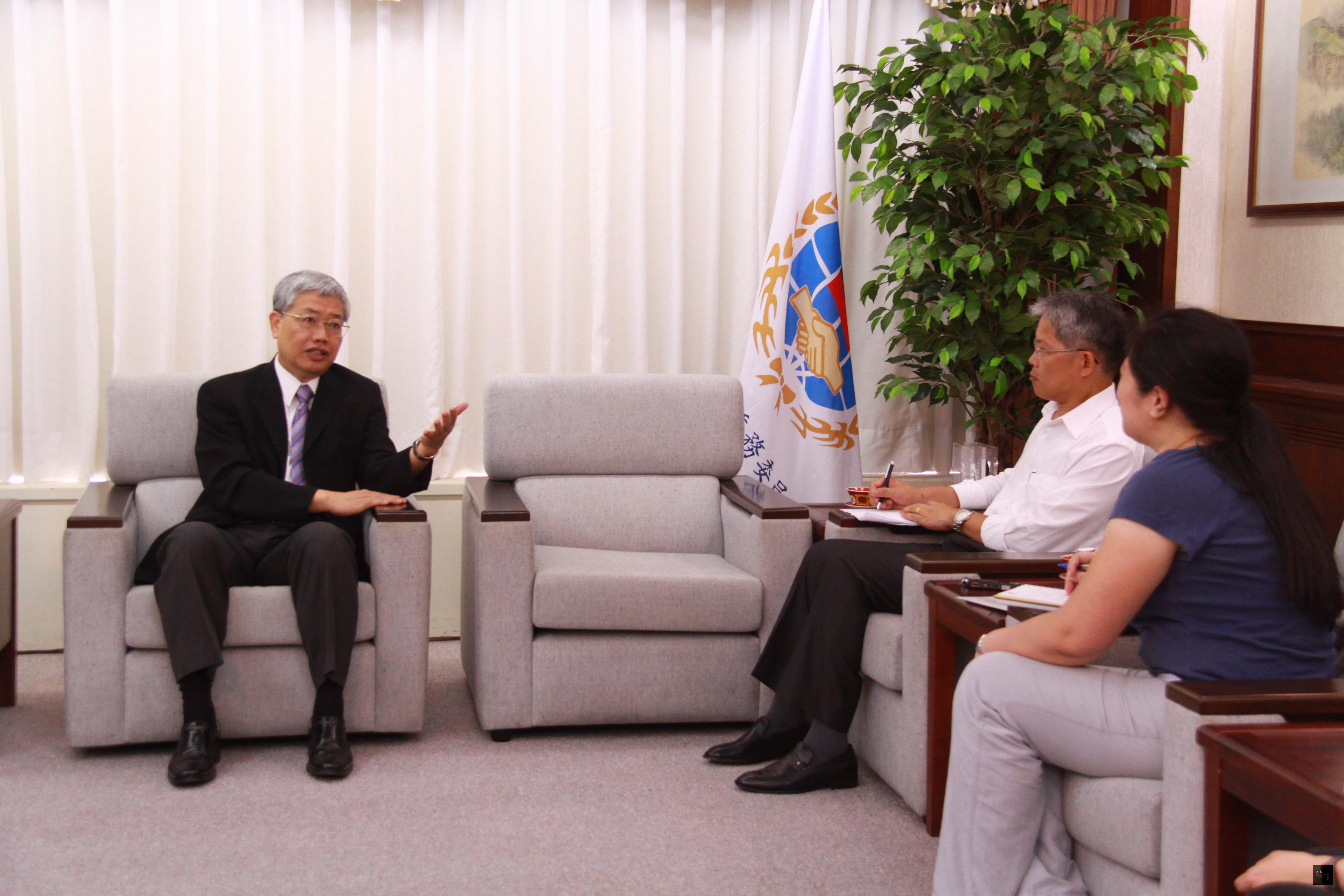 僑委會委員長陳士魁（左）接受天下雜誌專訪，說明僑生政策。