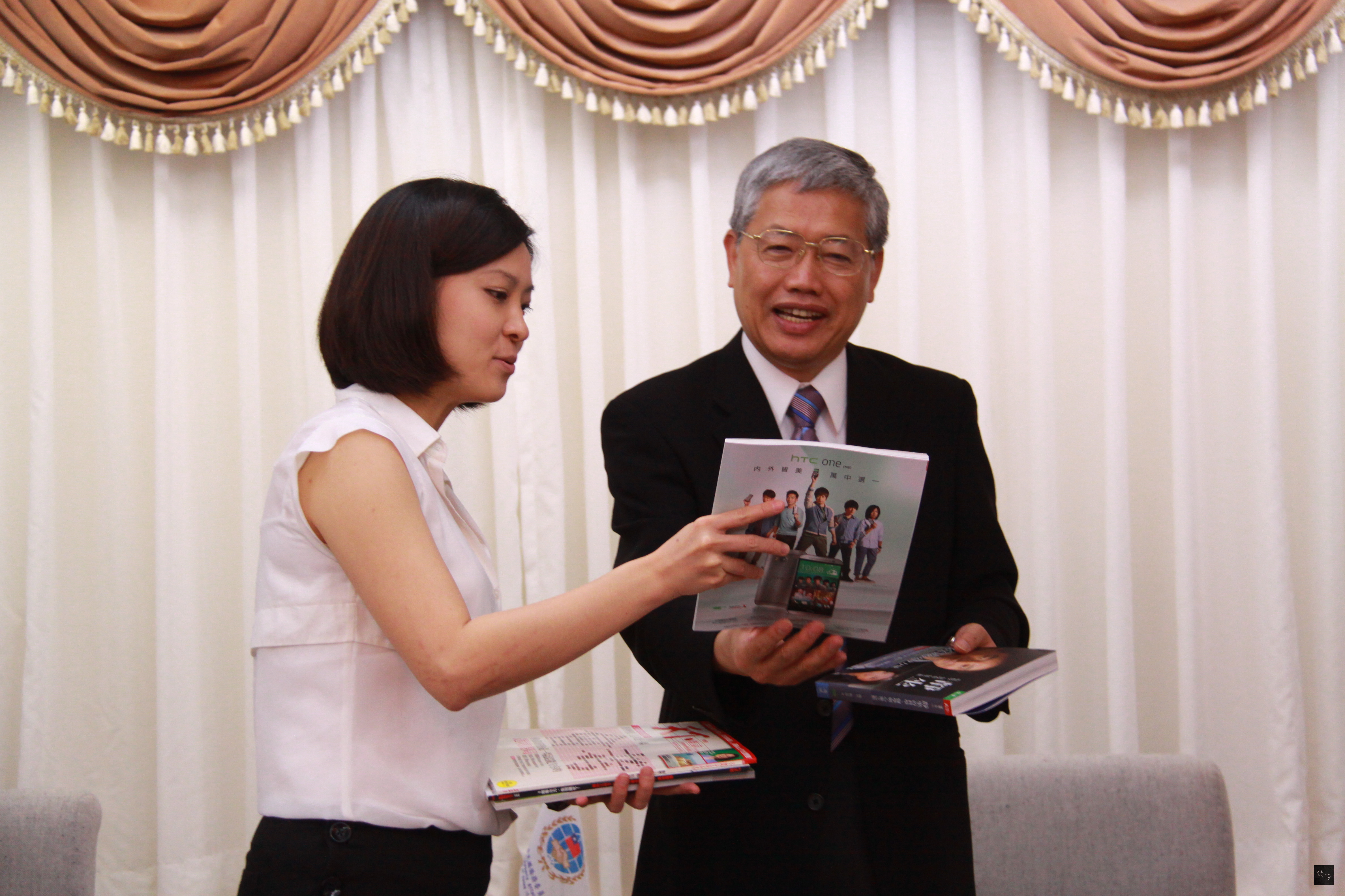 僑委會委員長陳士魁（右）接受天下雜誌專訪說明僑生政策，天下雜誌經理呂阡瑀（左）致贈集團出版品給陳委員長。