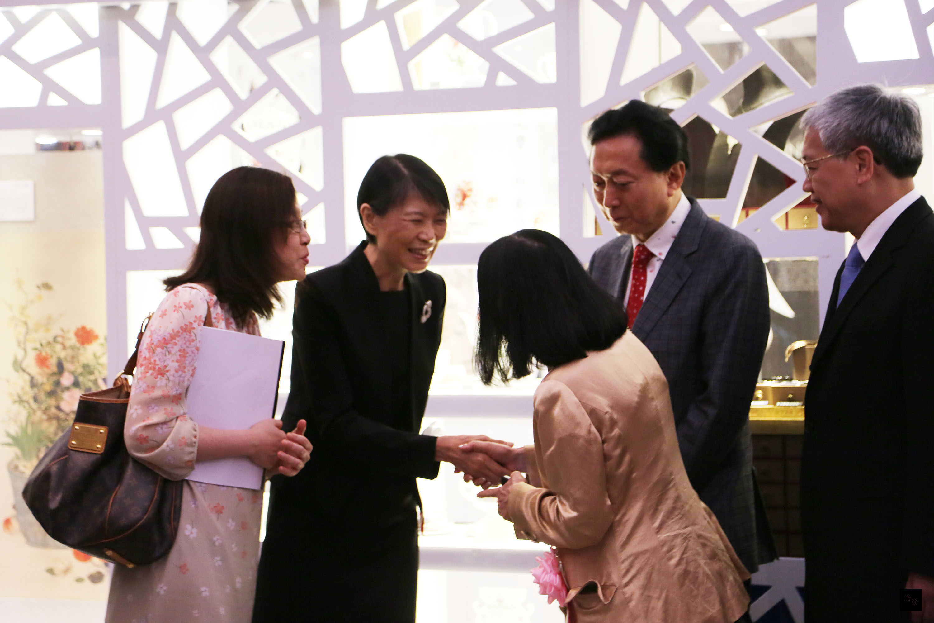 總統夫人周美青(左二)4日出席東京國立博物館為「國立故宮博物院神品至寶展」舉辦的特別內覽會,日本前首相鳩山由紀夫伉儷(右二、右三)出席,向她致意,互動熱絡。(中央社提供)