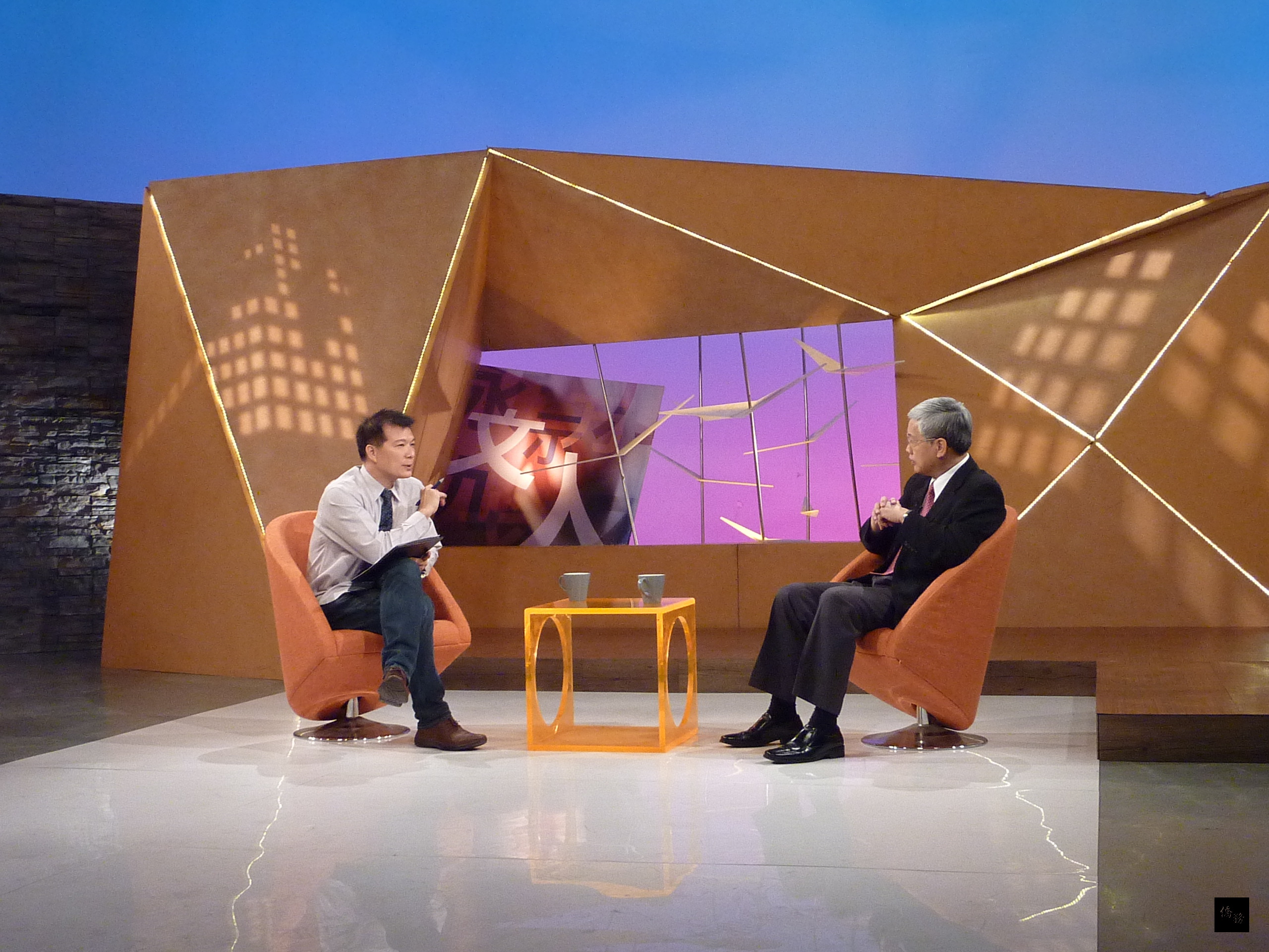 僑委會委員長陳士魁(右)接受台灣宏觀電視「文人政事」節目主持人蔡詩萍(左)的專訪。