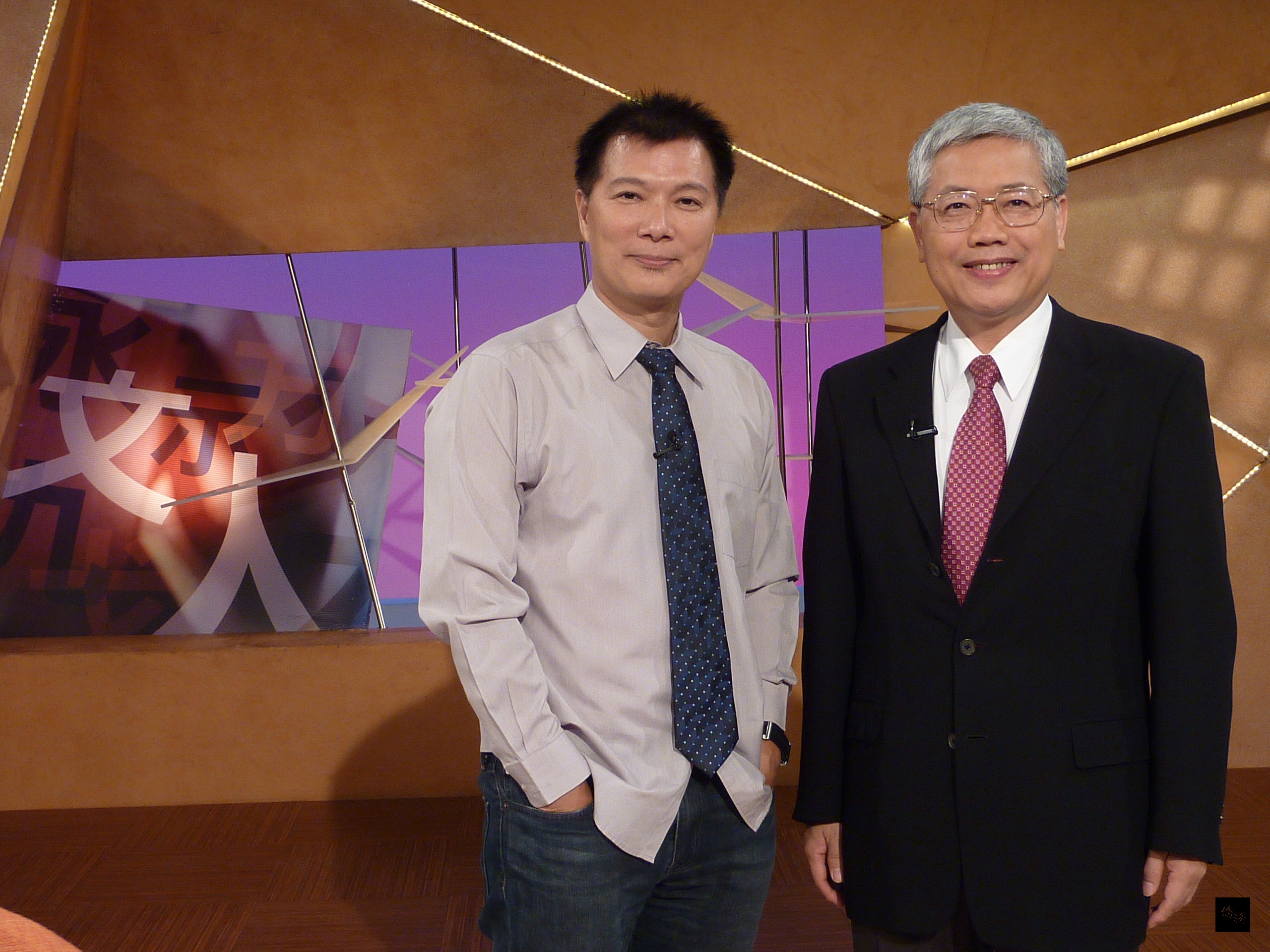 僑委會委員長陳士魁(右)接受台灣宏觀電視「文人政事」節目主持人蔡詩萍(左)的專訪。