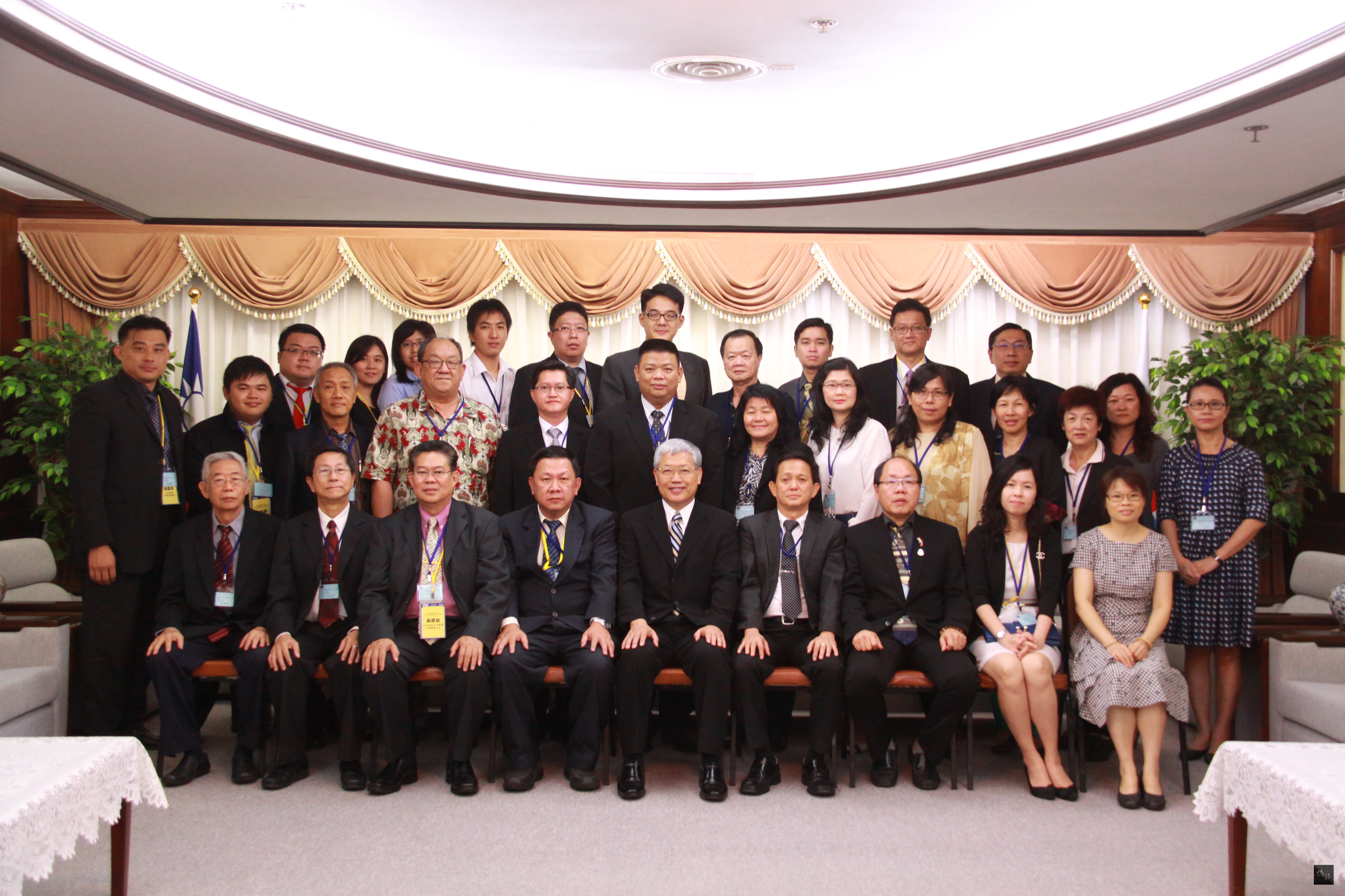 來自馬來西亞、印尼及汶萊的31位保薦單位代表返台參加「103年僑生保薦單位工作研討會」，並拜會僑務委員會委員長陳士魁（第一排中）。