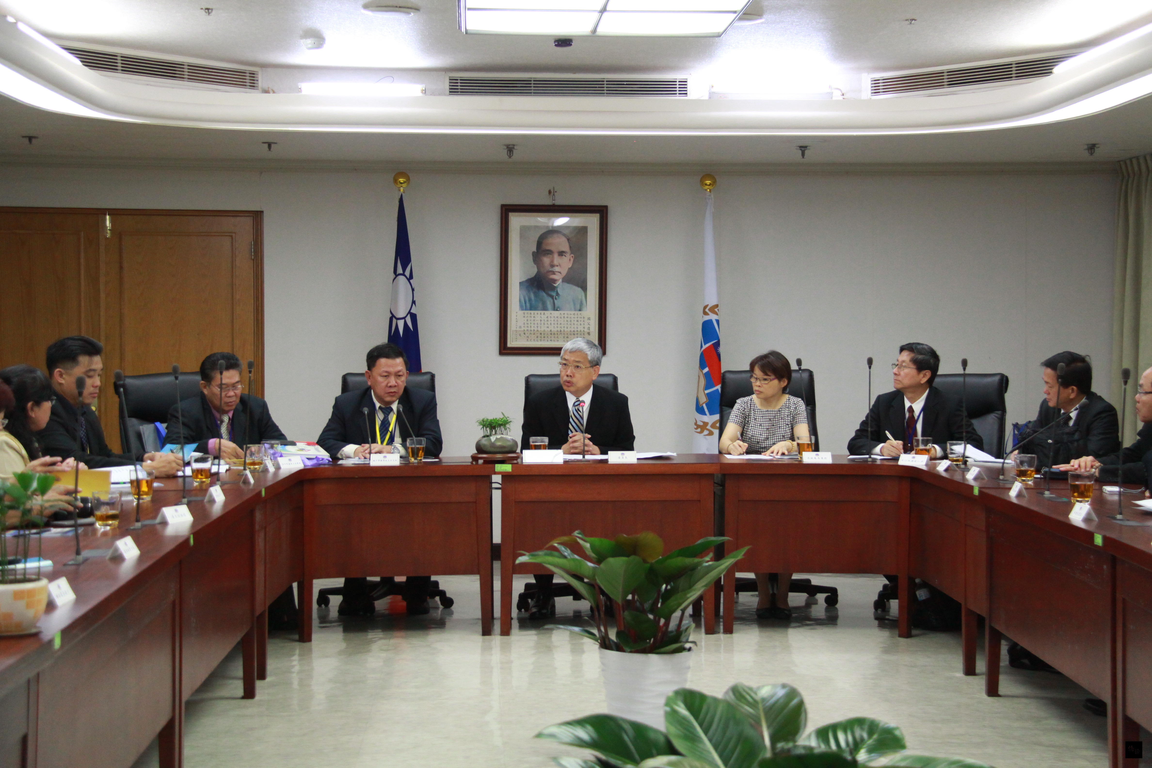 僑務委員會委員長陳士魁期許返台參加「103年僑生保薦單位工作研討會」的31位保薦單位輔導更多海外華裔子弟返台升學。