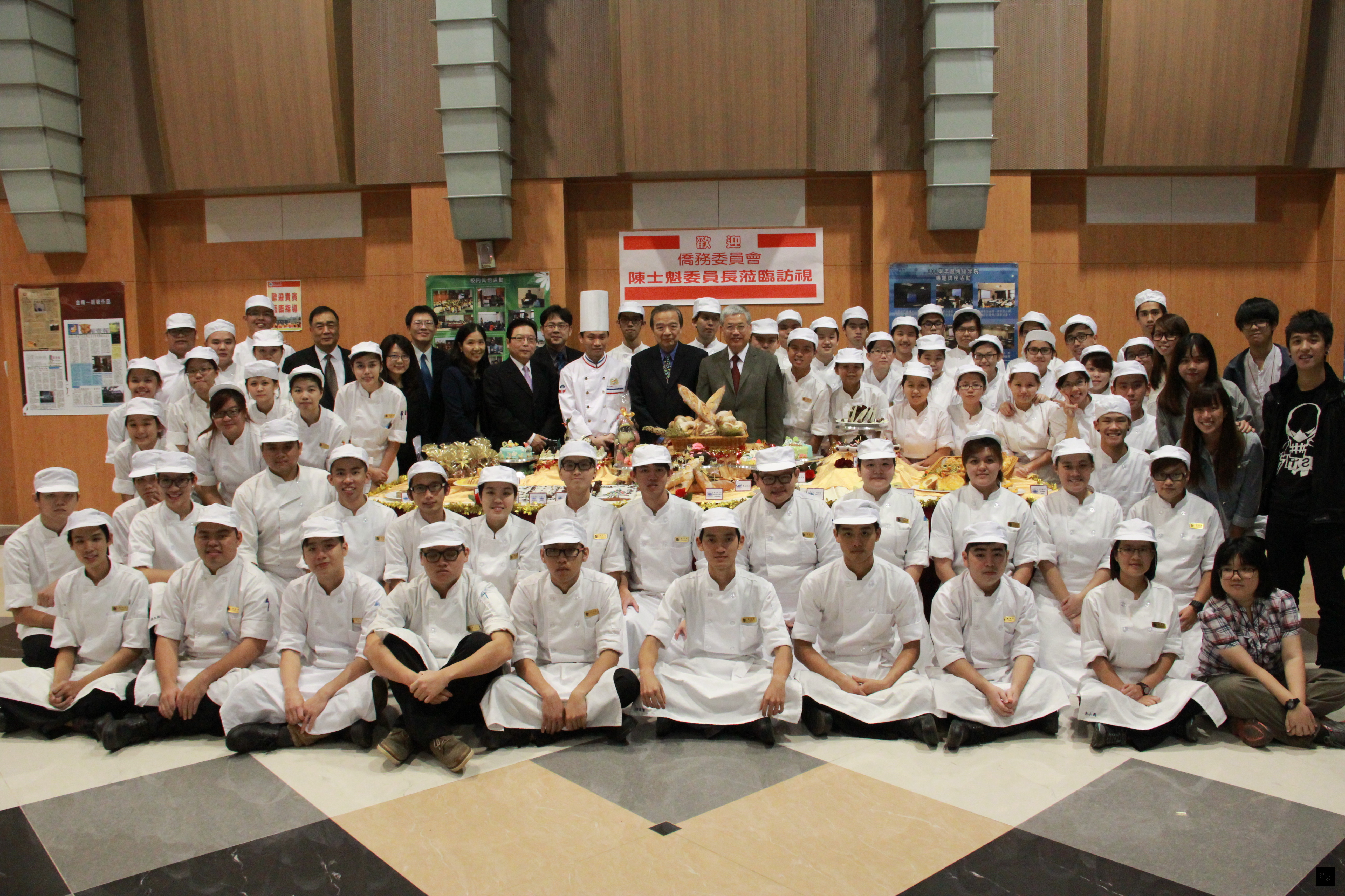 僑務委員會委員長陳士魁探訪銘傳大學金門分部僑生，並與他們合影留念。