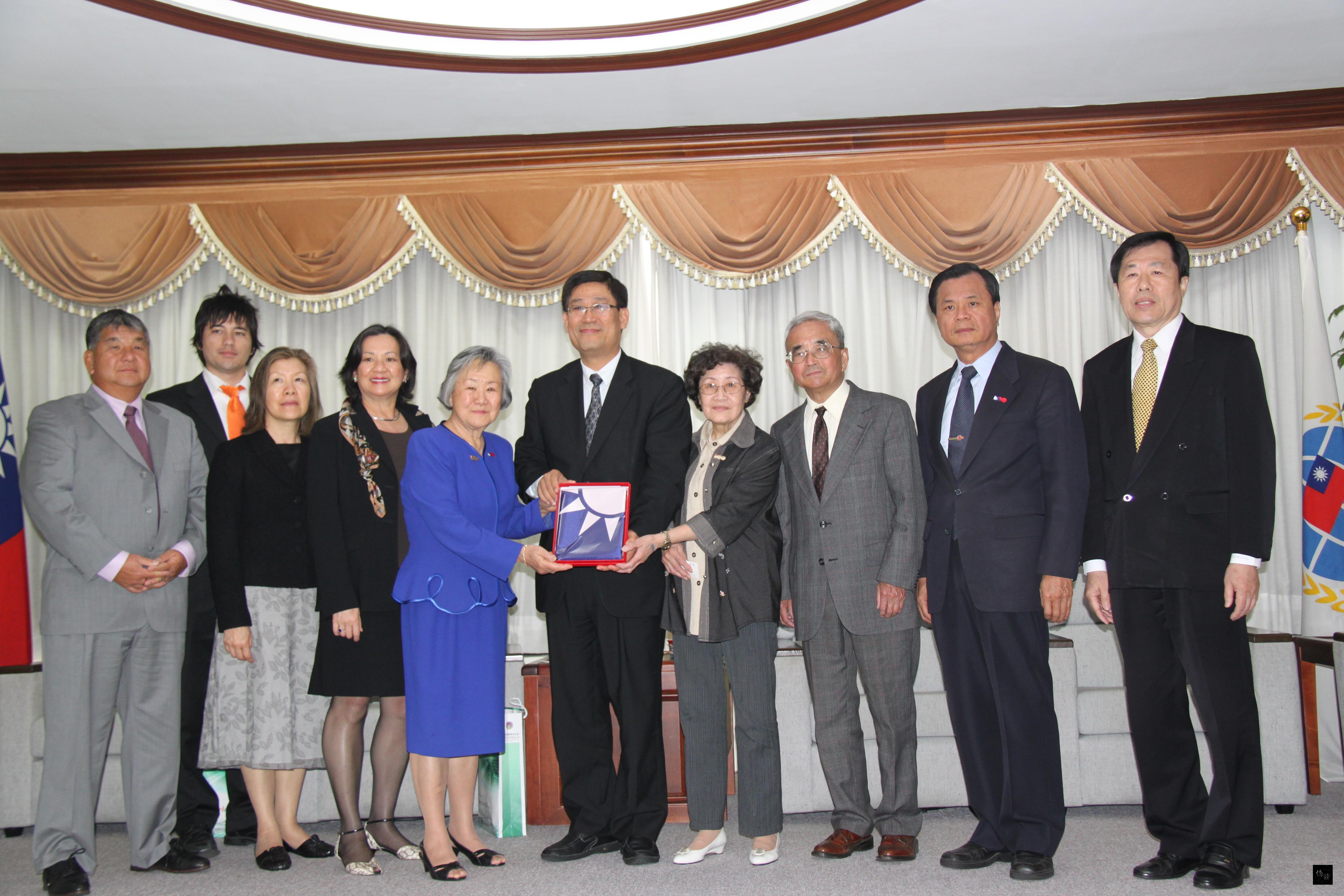 僑委會副委員長任弘（右五）及許振榮（右二）一起接待陸淑貞女士（右六）及王焱華女士（右四），並贈送別具意義的國旗給二位。