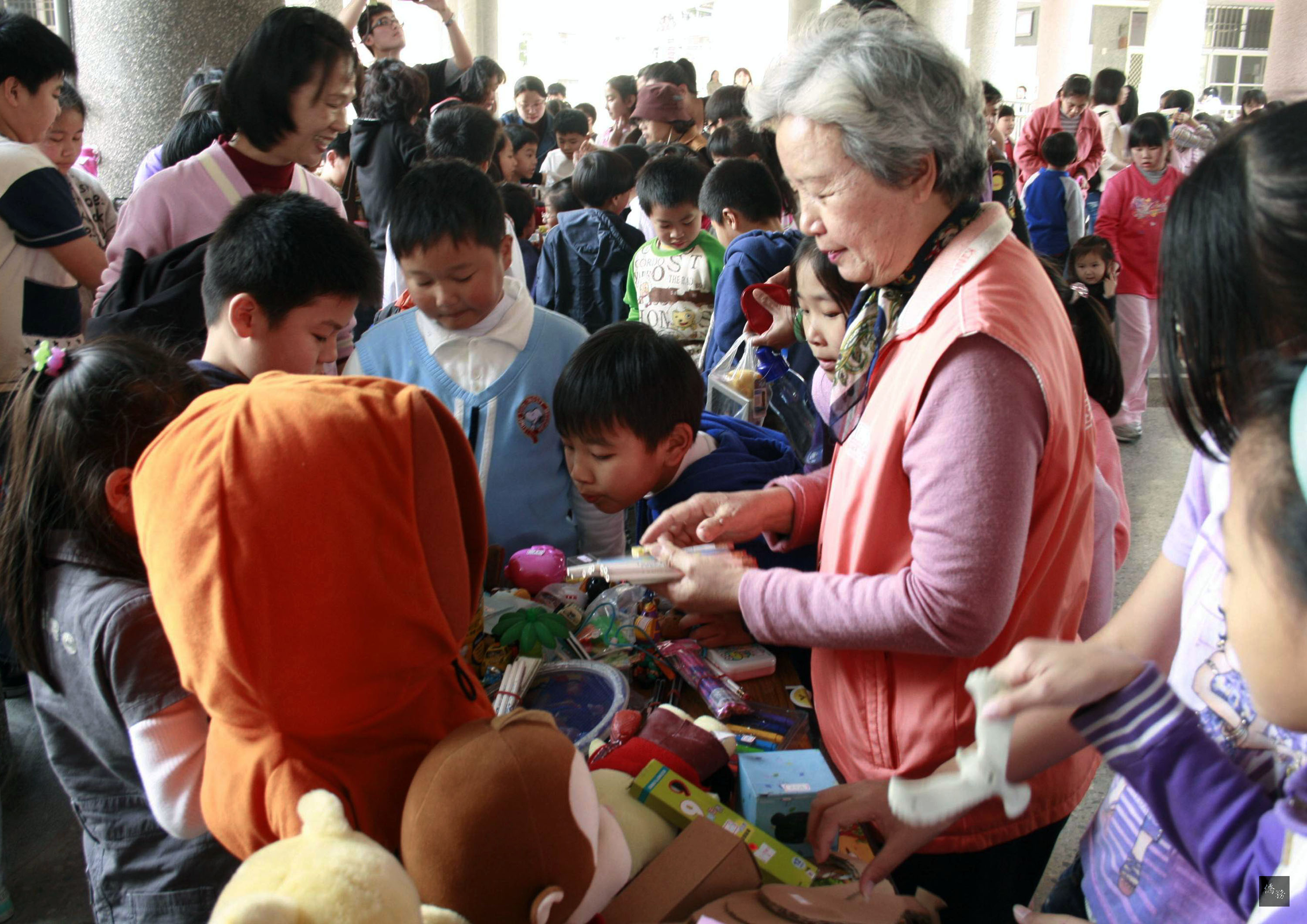 嘉義市宣信國小學童為協助日本賑災，29日在校園內舉辦跳蚤市場義賣，將把義賣所得全數捐給日本賑災。（中央社提供）