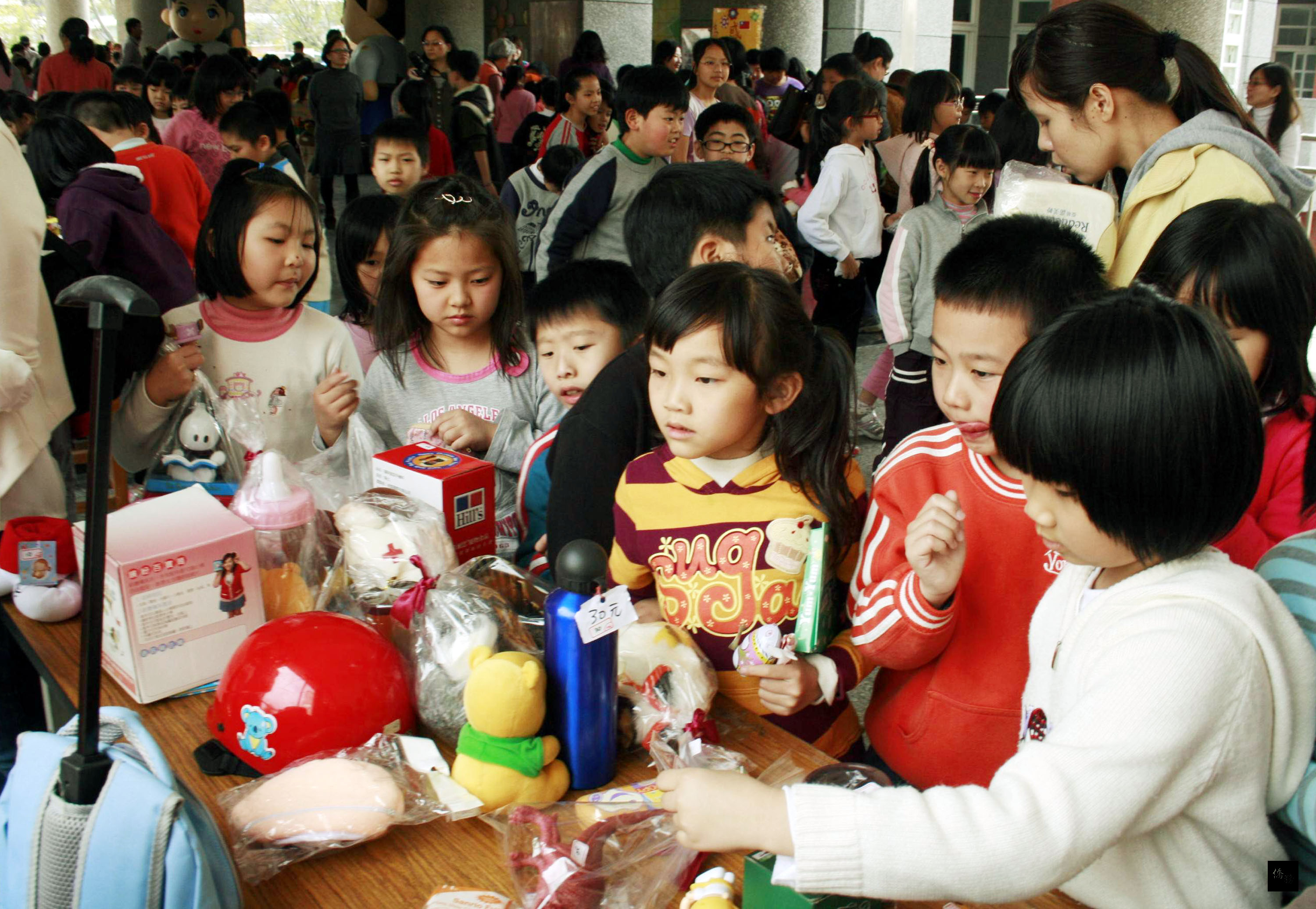 嘉義市宣信國小學童為協助日本賑災，29日在校園內舉辦跳蚤市場義賣，將把義賣所得全數捐給日本賑災。（中央社提供）