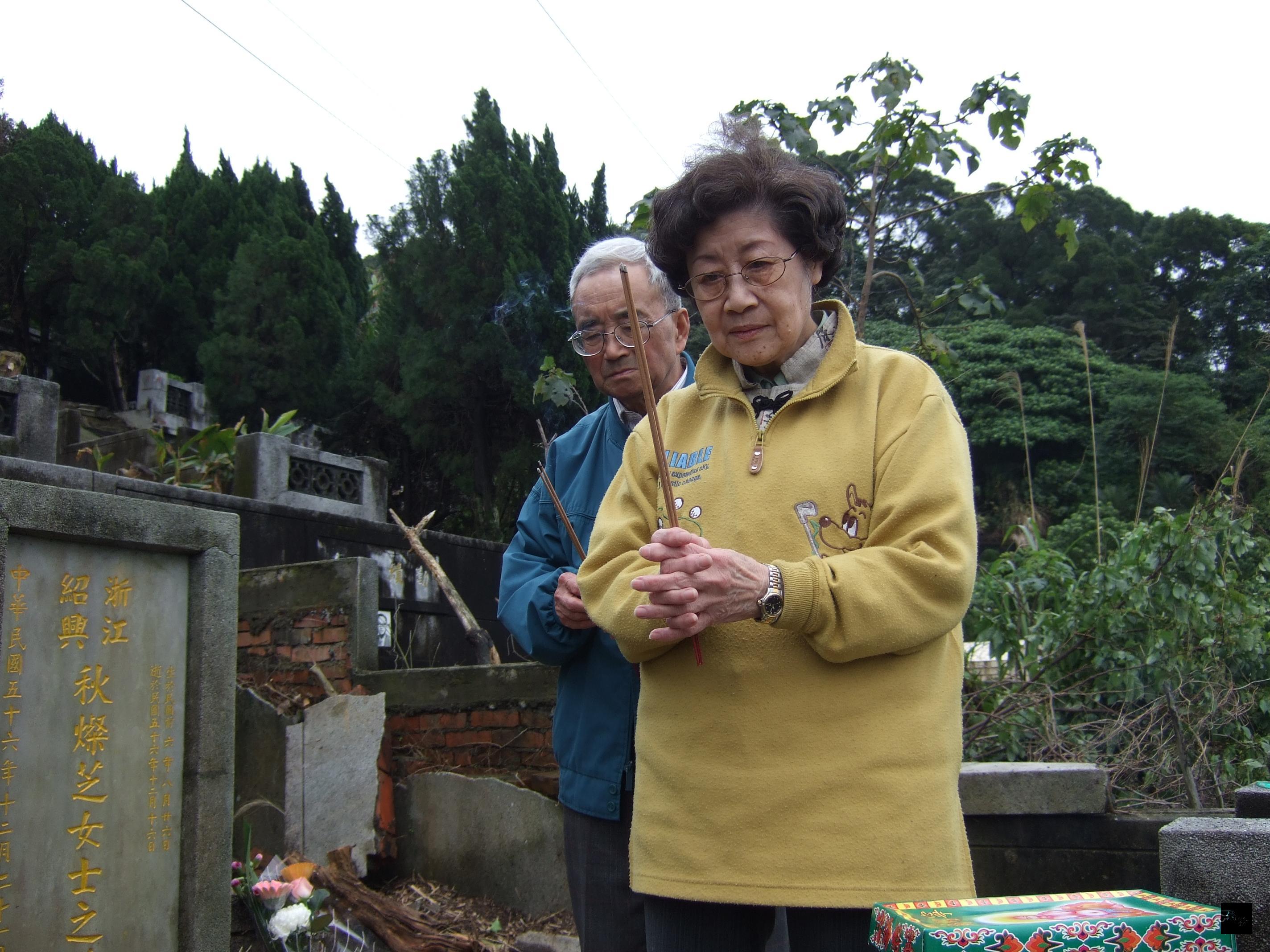 革命先烈秋瑾的外孫女王焱華夫婦回台參加「中華民國建國100年中樞春祭典禮全民獻花活動」,並特地到其母親王燦芝的墓前掃墓。