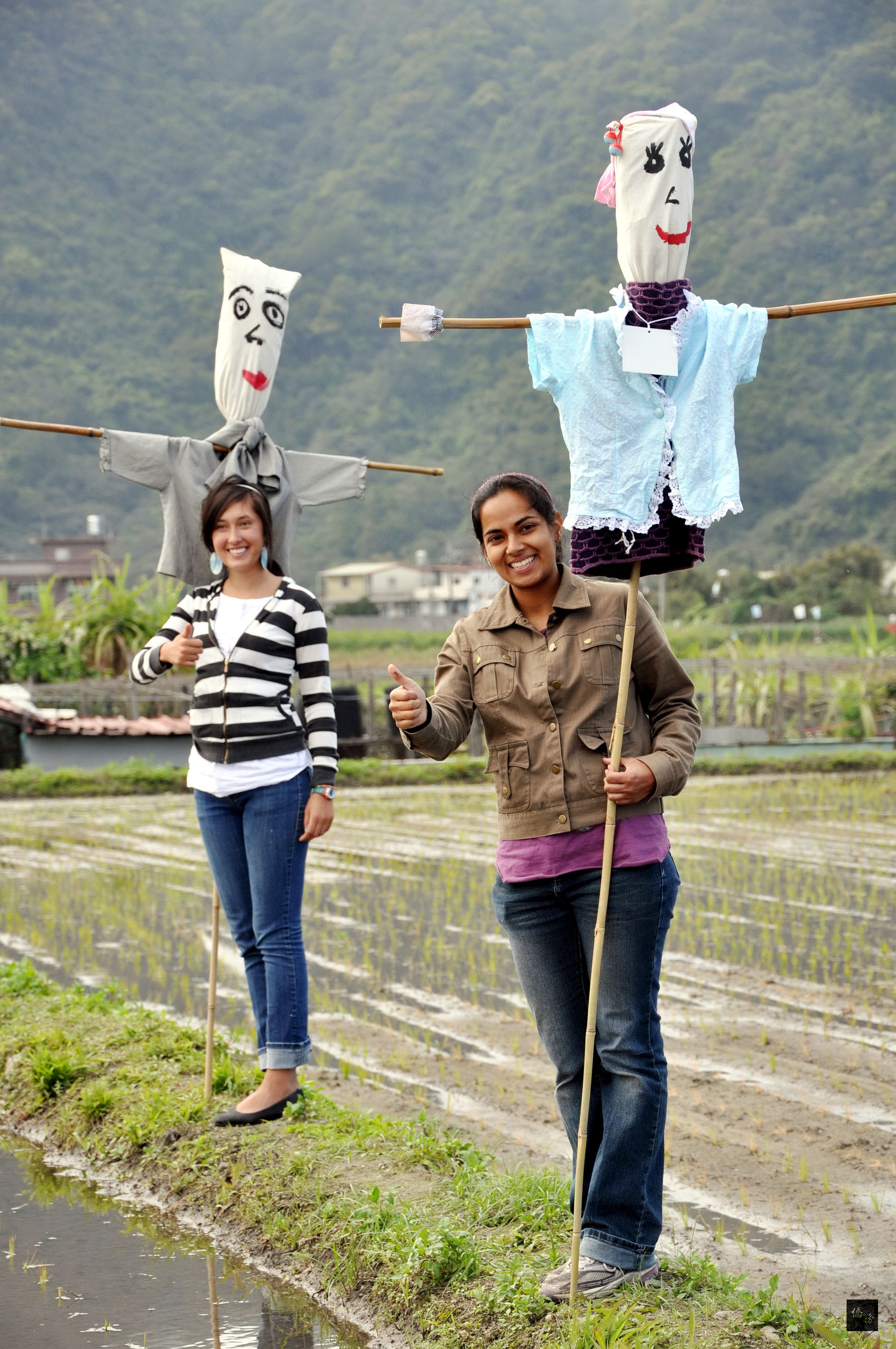 宜蘭縣政府主辦「2011年春光明媚蘭陽地景展-稻草人集合」活動,邀請八名美籍人士創作稻草人,讓他們體驗宜蘭農村之美。
(中央社提供)