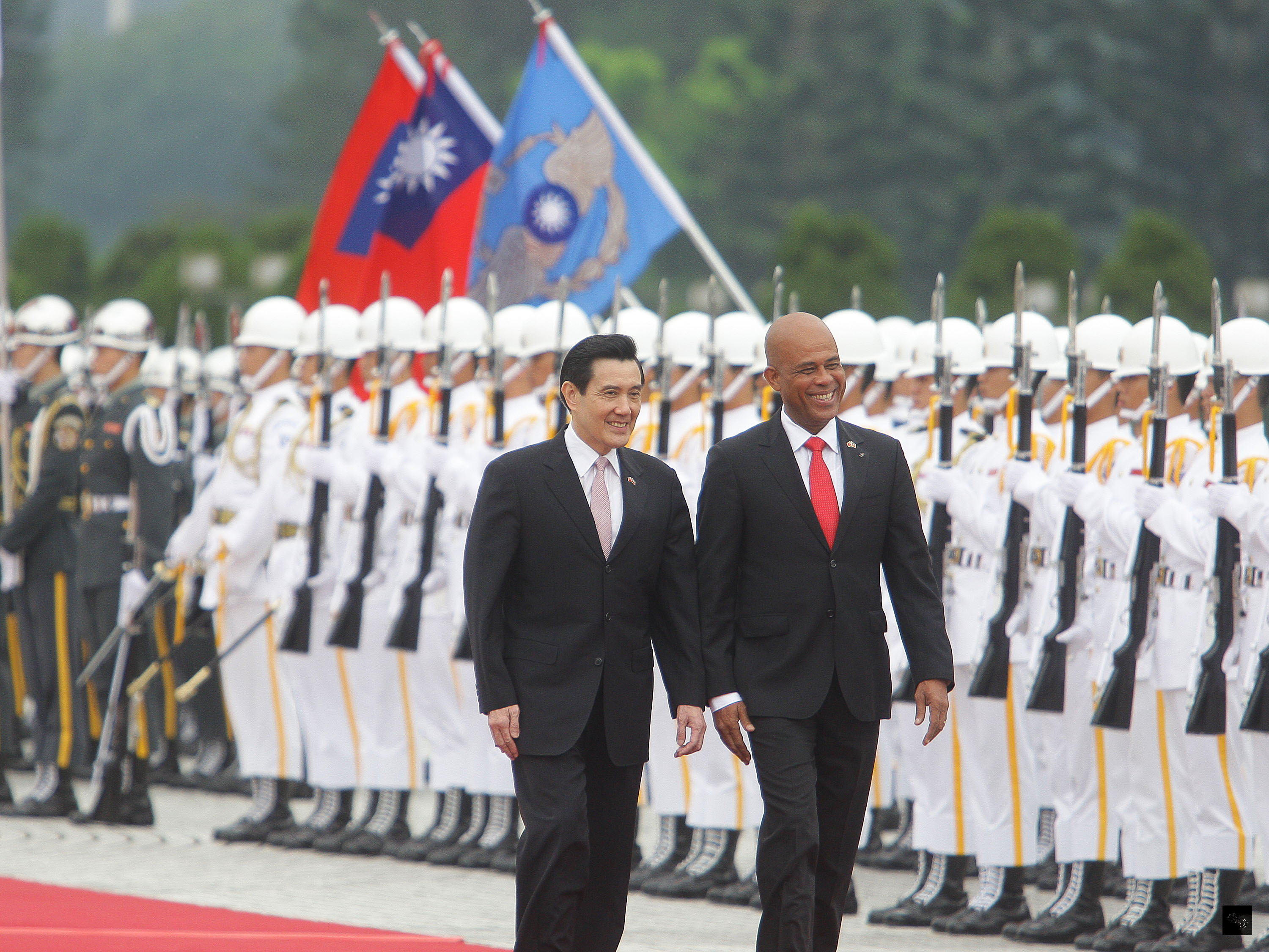 總統馬英九（前左）22日主持海地共和國總統馬德立閣下（Michel Joseph Martelly）（前右）伉儷訪華軍禮歡迎儀式。（中央社提供）