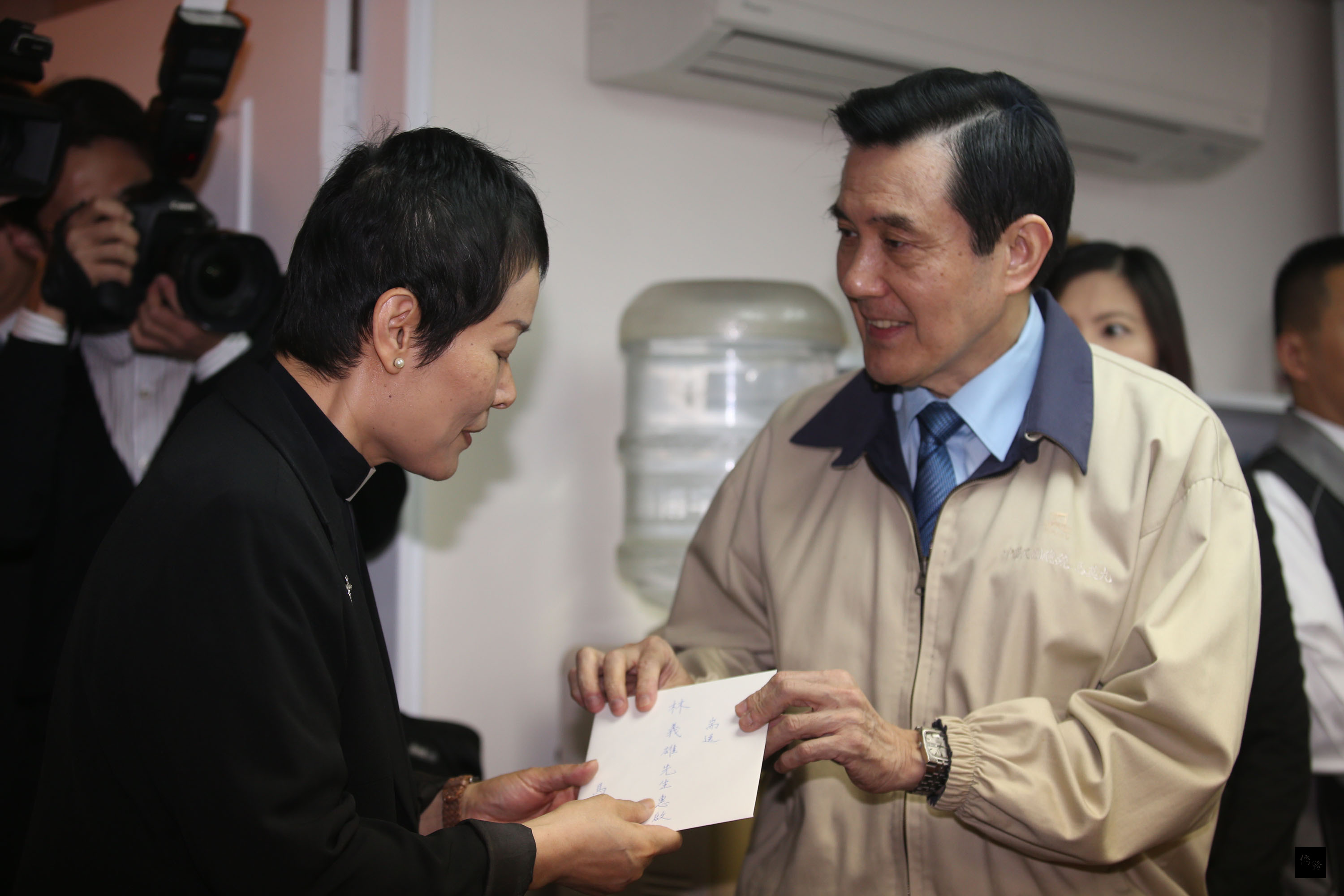 前民進黨主席林義雄22日起展開反核四禁食。總統馬英九(右)23日9時到義光教會探視林義雄,因未見到面,馬總統留字盼教會代轉達。(中央社提供)