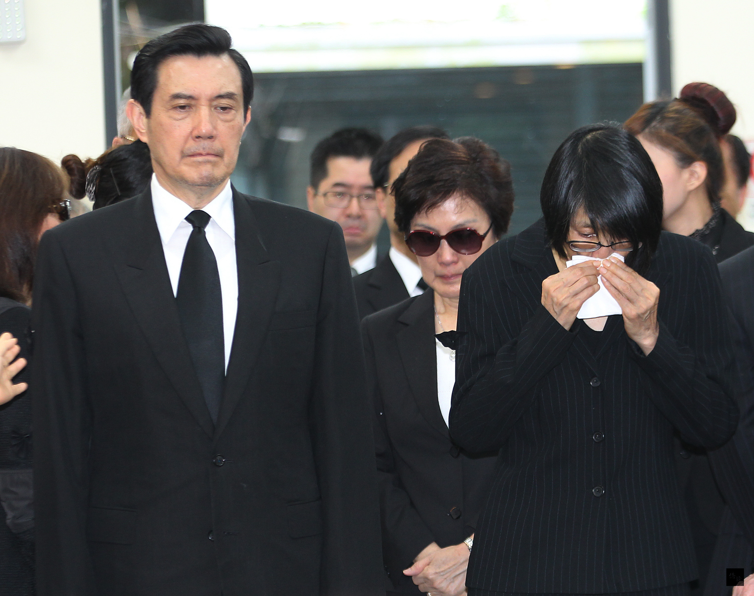 總統馬英九母親秦厚修遺體5日上午火化，總統馬英九（左）和夫人周美青（右）前往第二殯儀館送秦厚修最後一程。（中央社提供）