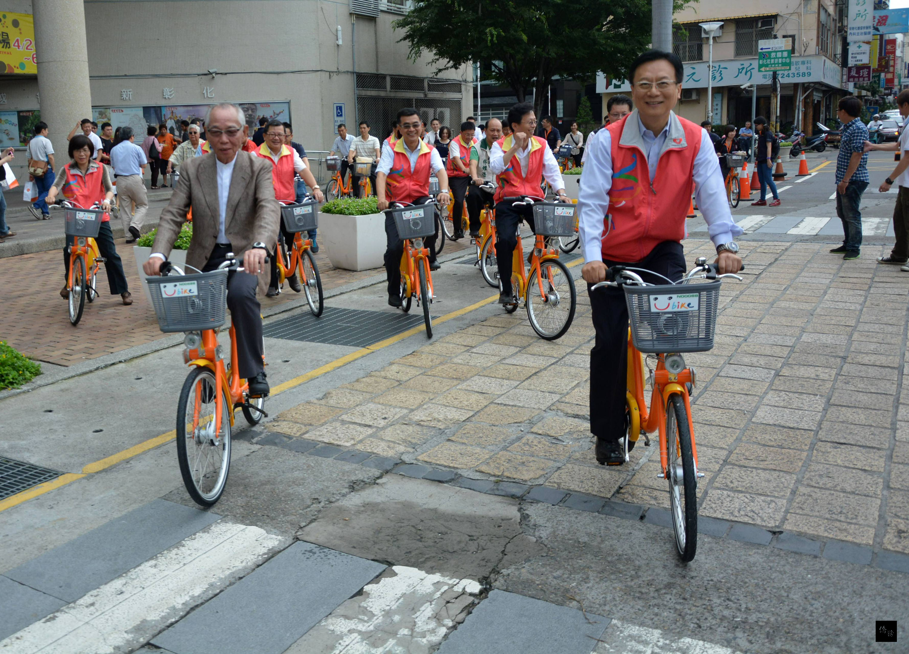 彰化YouBike微笑單車系統22日試營運，彰化縣民只要拿悠遊卡或信用卡就可以30分鐘內免費租用單車，彰化縣長卓伯源（右）以及捷安特公司總經理劉金標（左）特別騎乘單車進行體驗。（中央社提供）