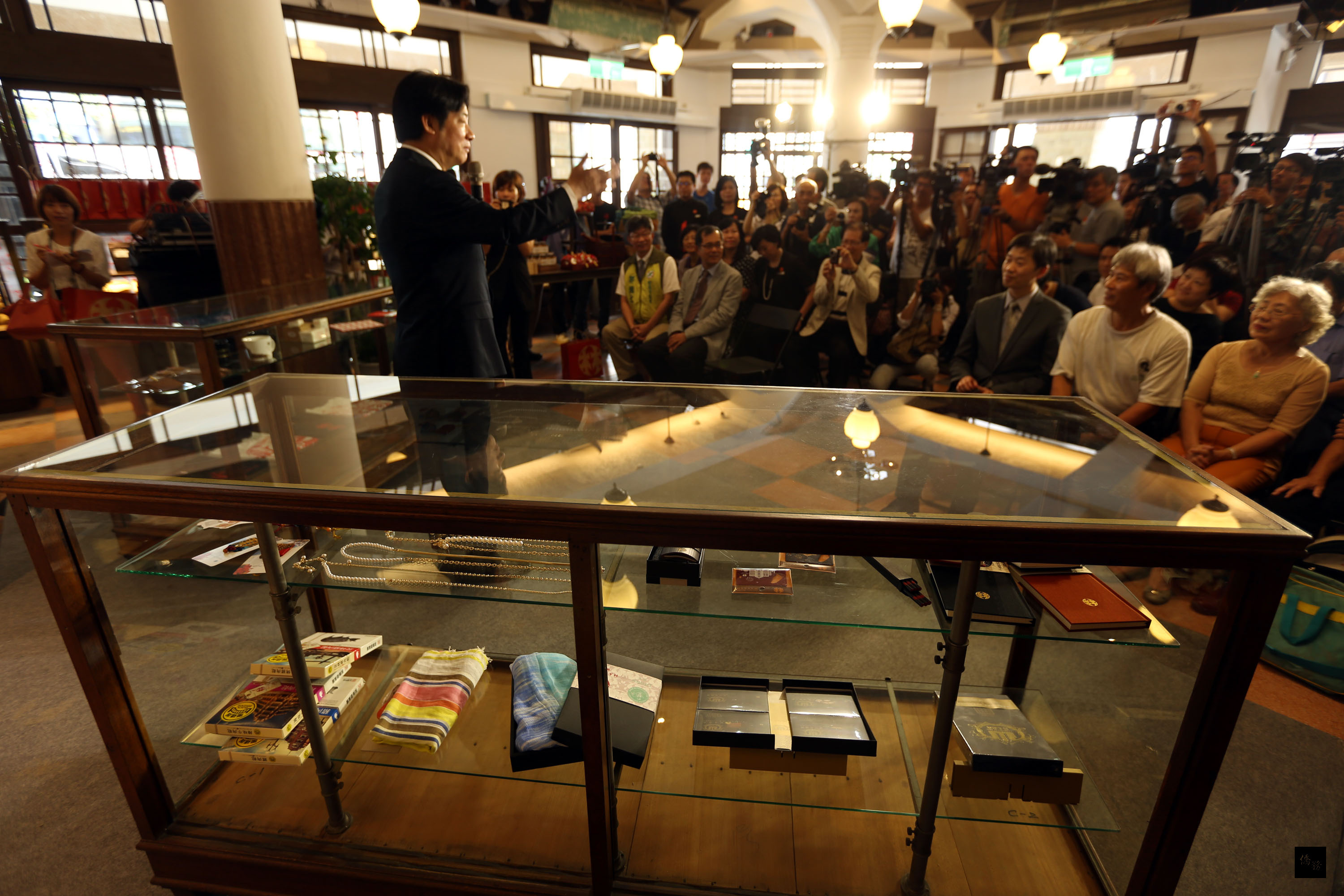 日據時代台南林百貨14日再開幕。1932年在林百貨的2個櫃子二戰結束後四處漂流,60多年後回娘家,11日重新放置在林百貨,由市長賴清德(前左)主持啟用。(中央社提供)