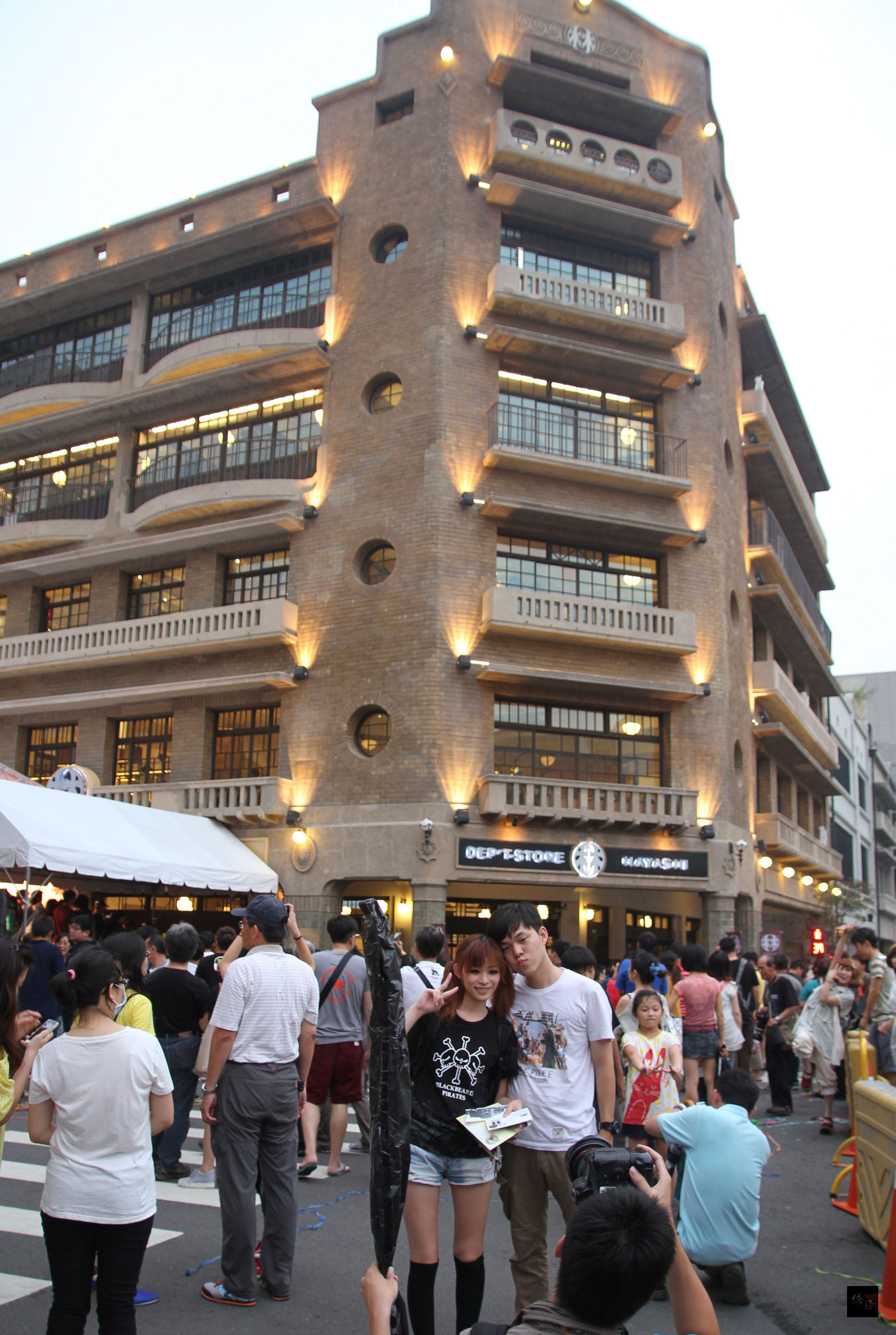 台南首座配置商用電梯的日據時代建築林百貨14日重新開幕，吸引大批人潮，不少人把握機會拍照留念。（中央社提供）