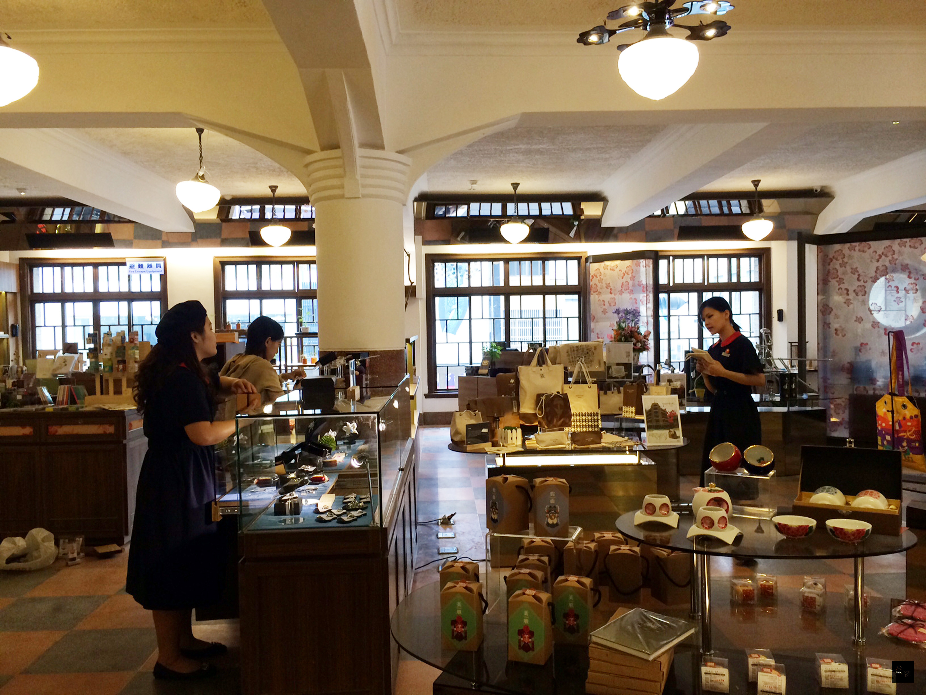 擁有82年歷史的林百貨重新開幕，販售全台各地的文創商品和在地農產品。購物可使用林百貨專屬帆布袋。（中央社提供）