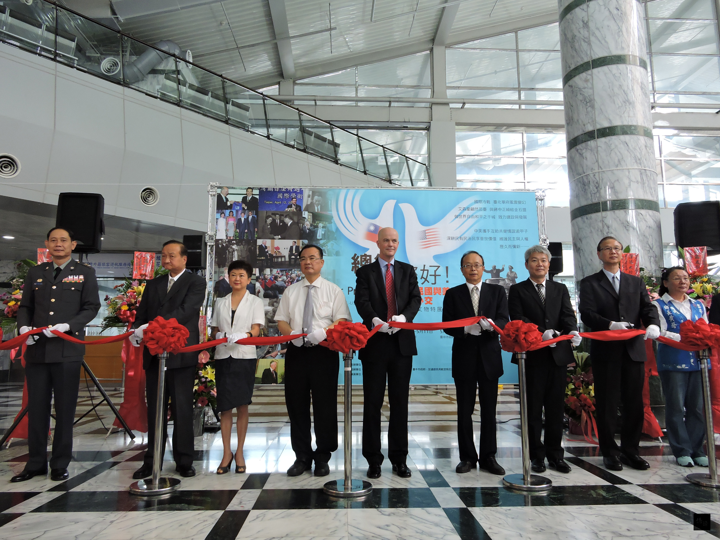 「中華民國與美國元首外交影像展」18日在花蓮航空站開幕。外交部東部辦事處長陳進賢(右四)、美國在台協會政治組長柯有為(左五)等剪綵,為花蓮展揭幕。(中央社提供)
