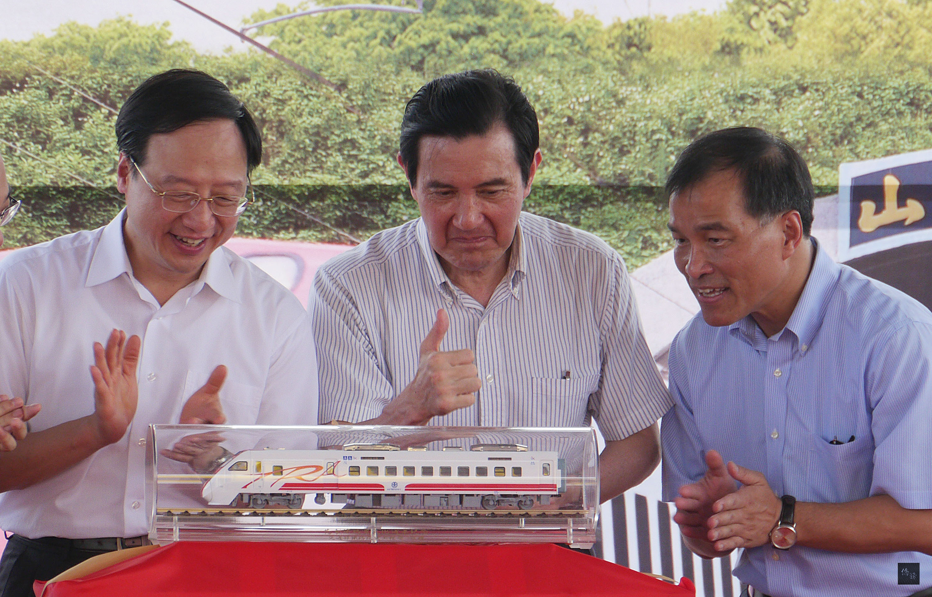 總統馬英九(中)、行政院長江宜樺(左)與交通部長葉匡時(右)6月28日在台東車站,出席花東鐵路電氣化通車典禮,3人觀看普悠瑪號列車模型交換意見。(中央社提供)