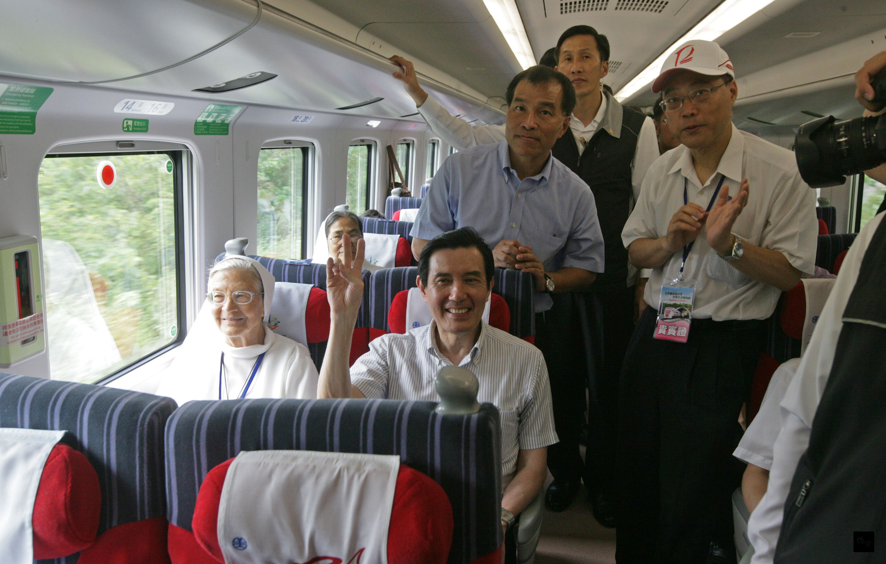 總統馬英九(前中)6月28日專程到台東主持花東線鐵路電氣化通車典禮,並搭首航普悠瑪號列車。馬總統說,坐起來很舒服,應該可以睡著,以後到台東不用道歉了。(中央社提供)