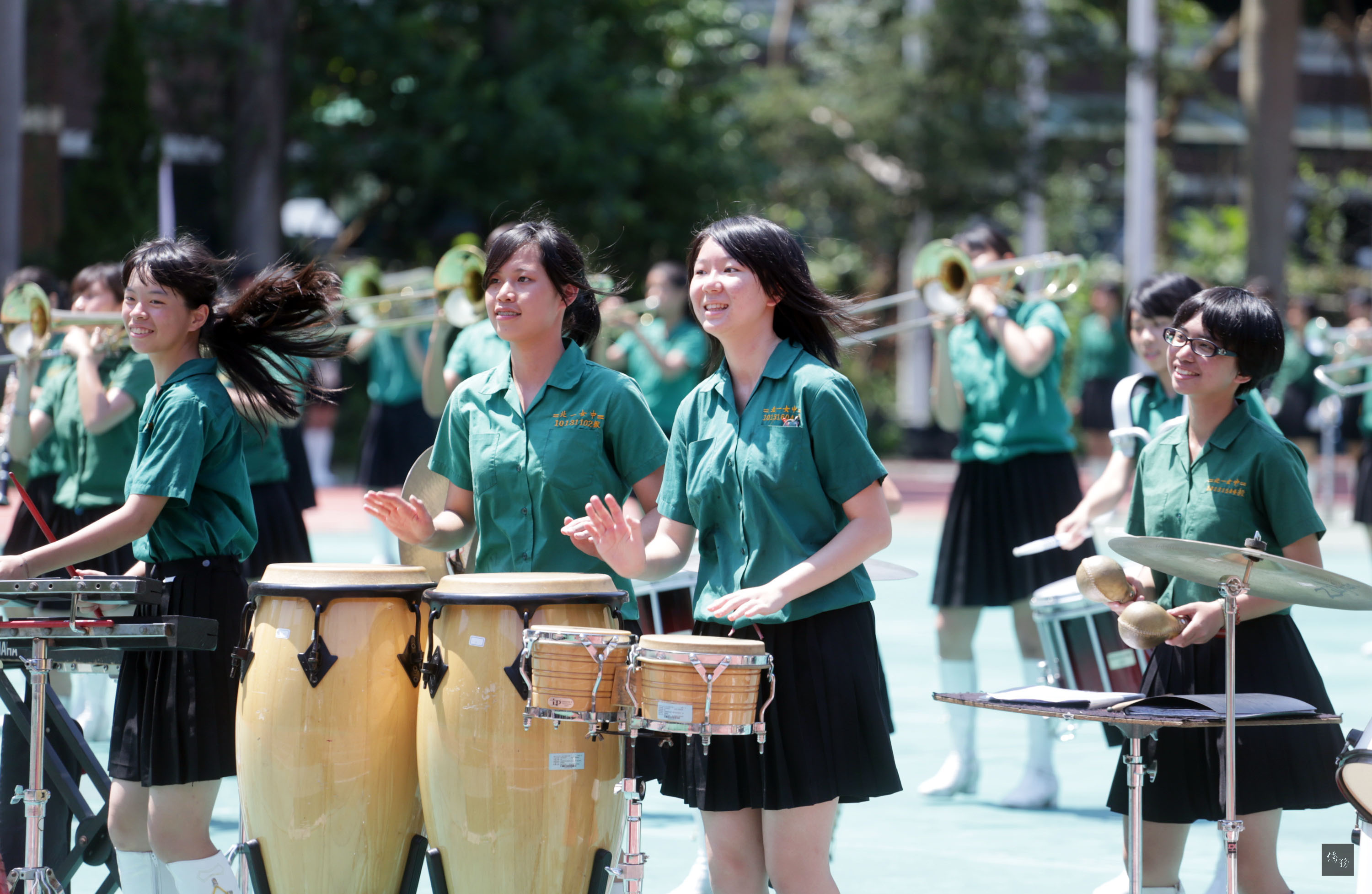 北一女中樂儀旗隊將赴奧地利參加「2014年中歐管樂節」表演，3日在校內操場進行預演，頂著烈陽展現苦練多時的成果。（中央社提供）