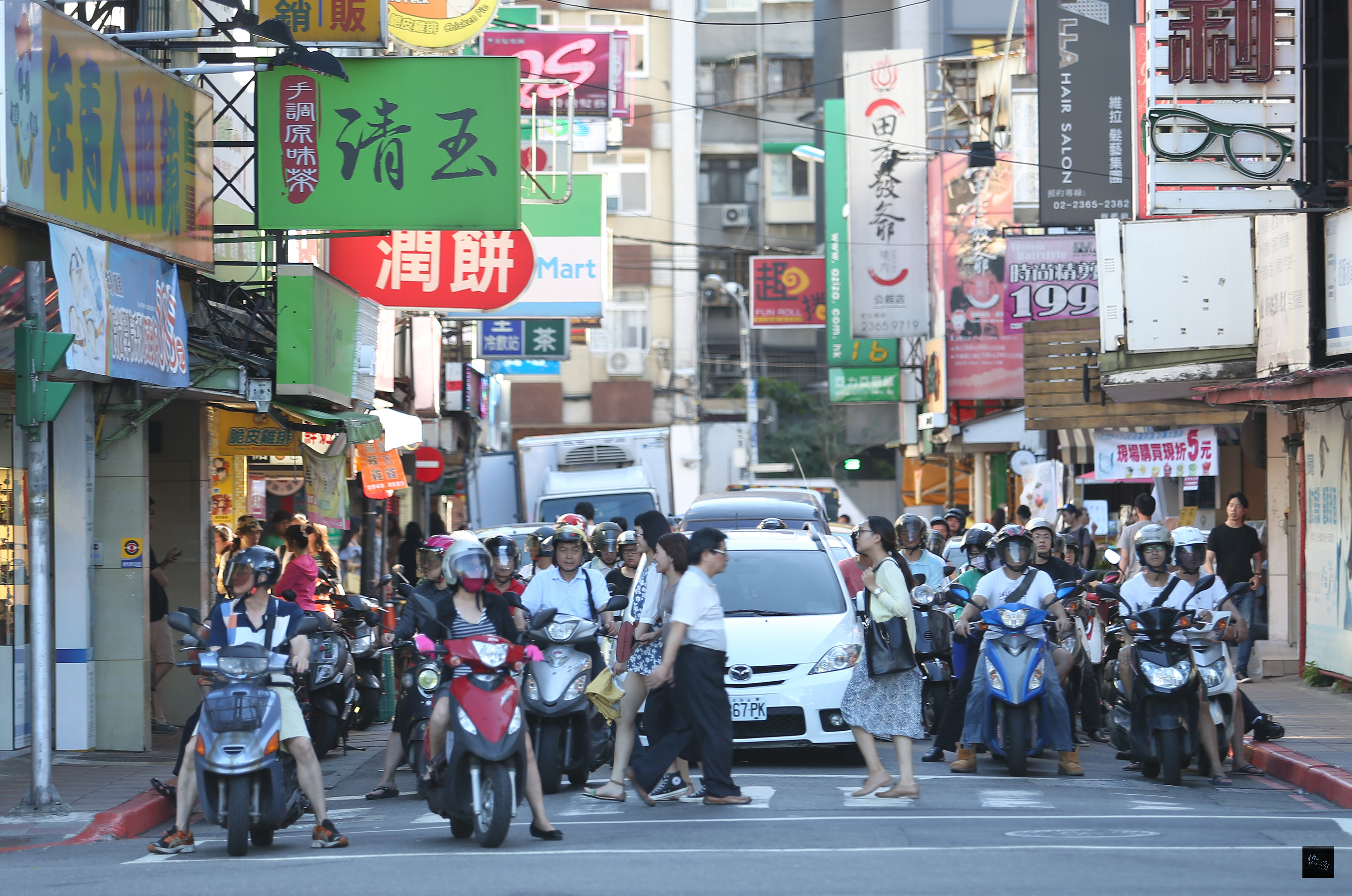 「公館商圈行人慢行/徒步區」將從8月2日起試辦3個月,於每週六、日、中秋節及國慶日中午12時至晚上10時開放行人及自行車使用,管制範圍包含羅斯福路3段316巷及羅斯福路4段24巷等5條巷道,將空間留給行人及自行車使用。圖為羅斯福路3段316巷口。(中央社提供)