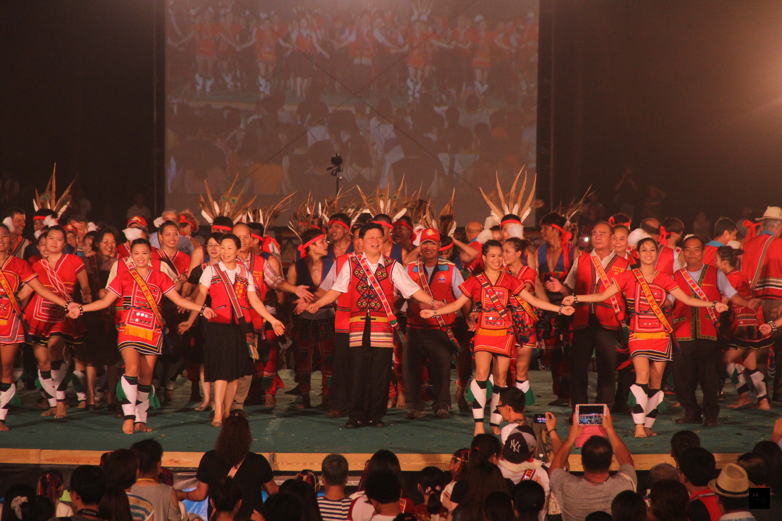 花蓮縣長傅崐萁應邀出席2014花蓮縣原住民族聯合豐年節,並與原住民鄉親朋友共舞。(花蓮縣政府提供)