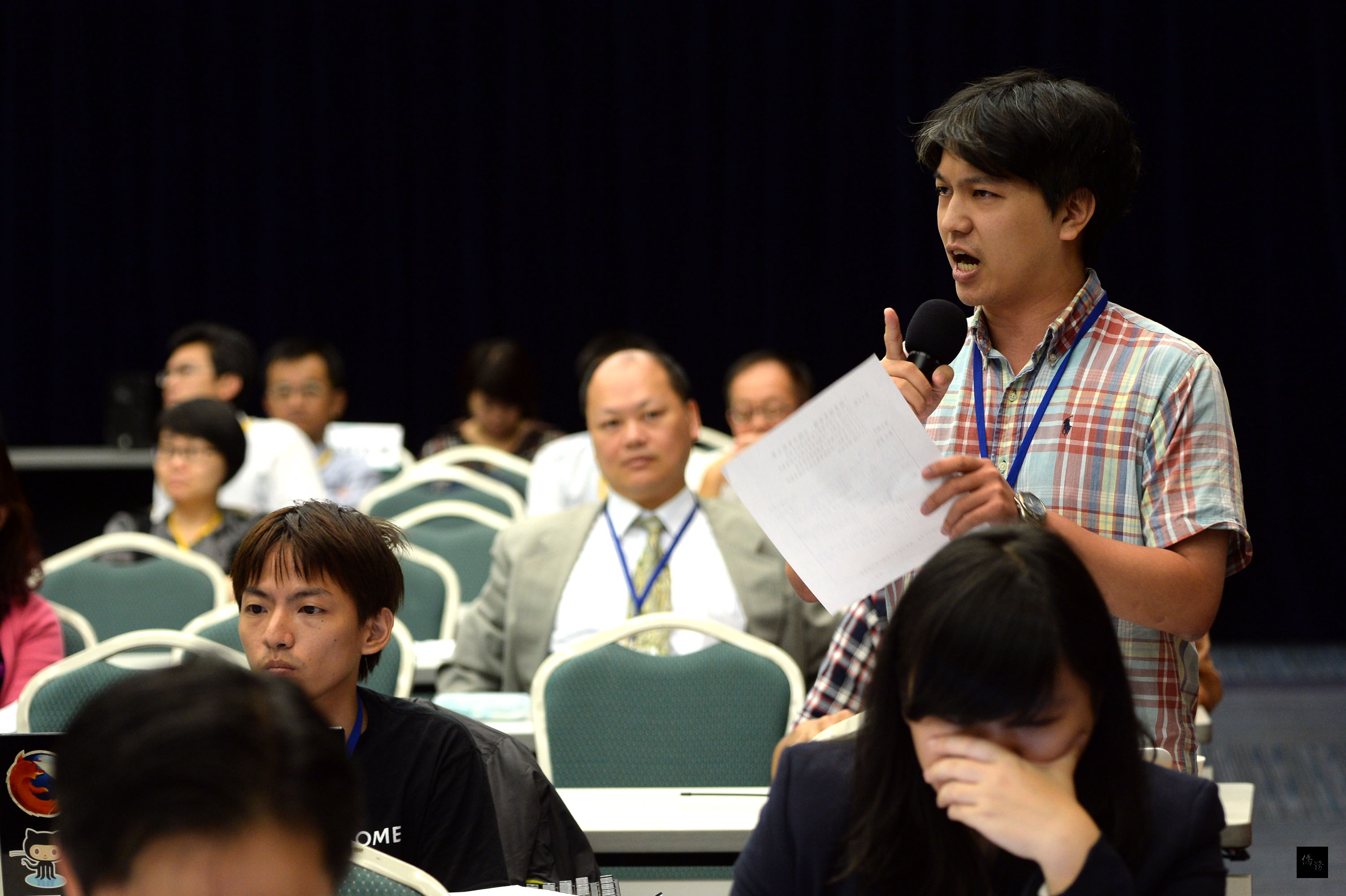 經貿國是會議全國大會26日下午進行分組會議,除了產官學界外,台大批踢踢實業坊(PTT)站長陳奐宇(右)等年輕代表也提供不同的觀點。(中央社提供)