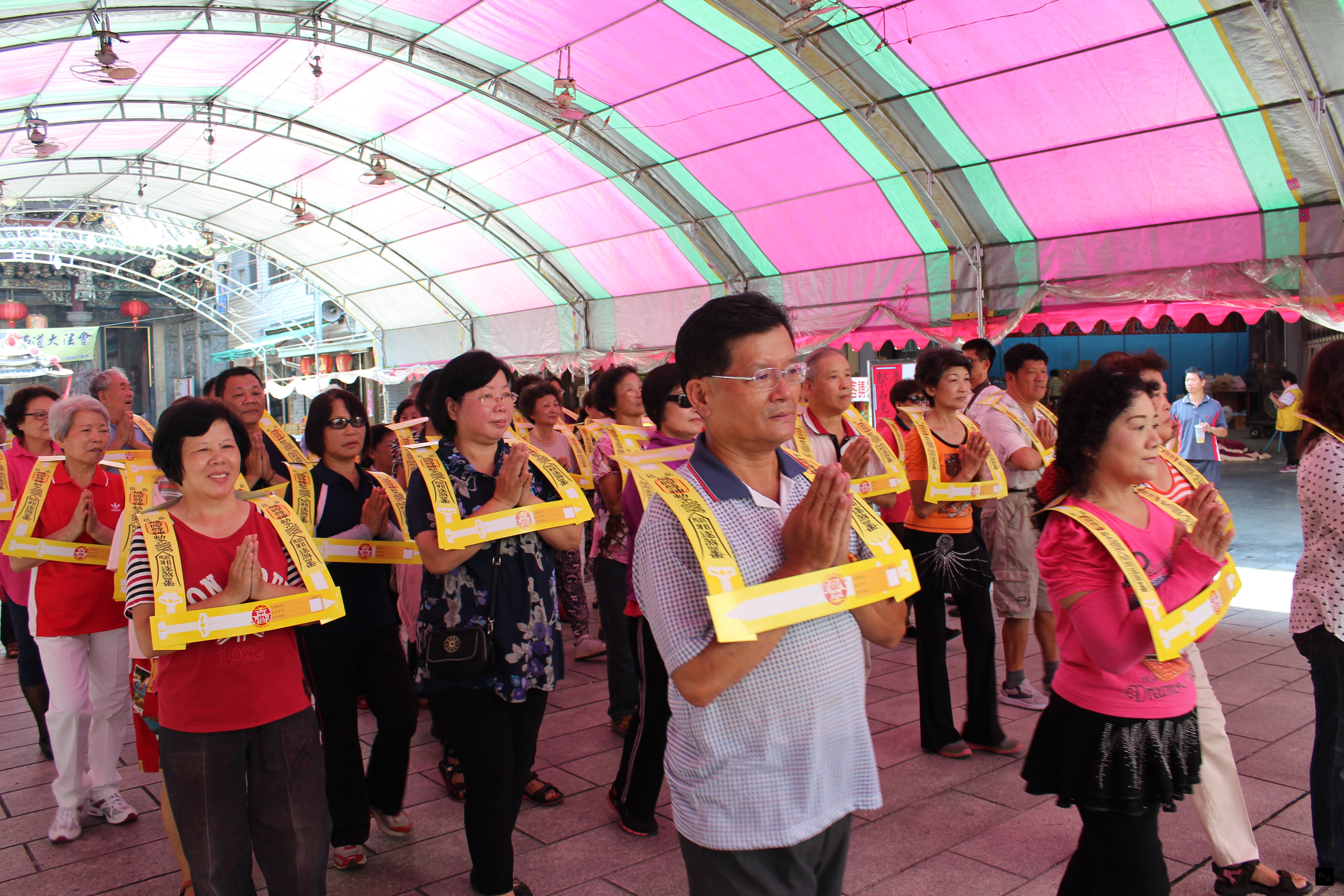 嘉義城隍廟將於農曆8月1日舉辦「城隍夜巡諸羅城」活動,7月29日出動夯枷民眾。「夯枷」是古代傳統信仰中一種消災解厄的儀式,民眾以「夯枷」反省自己,祈求平安。(中央社提供)
