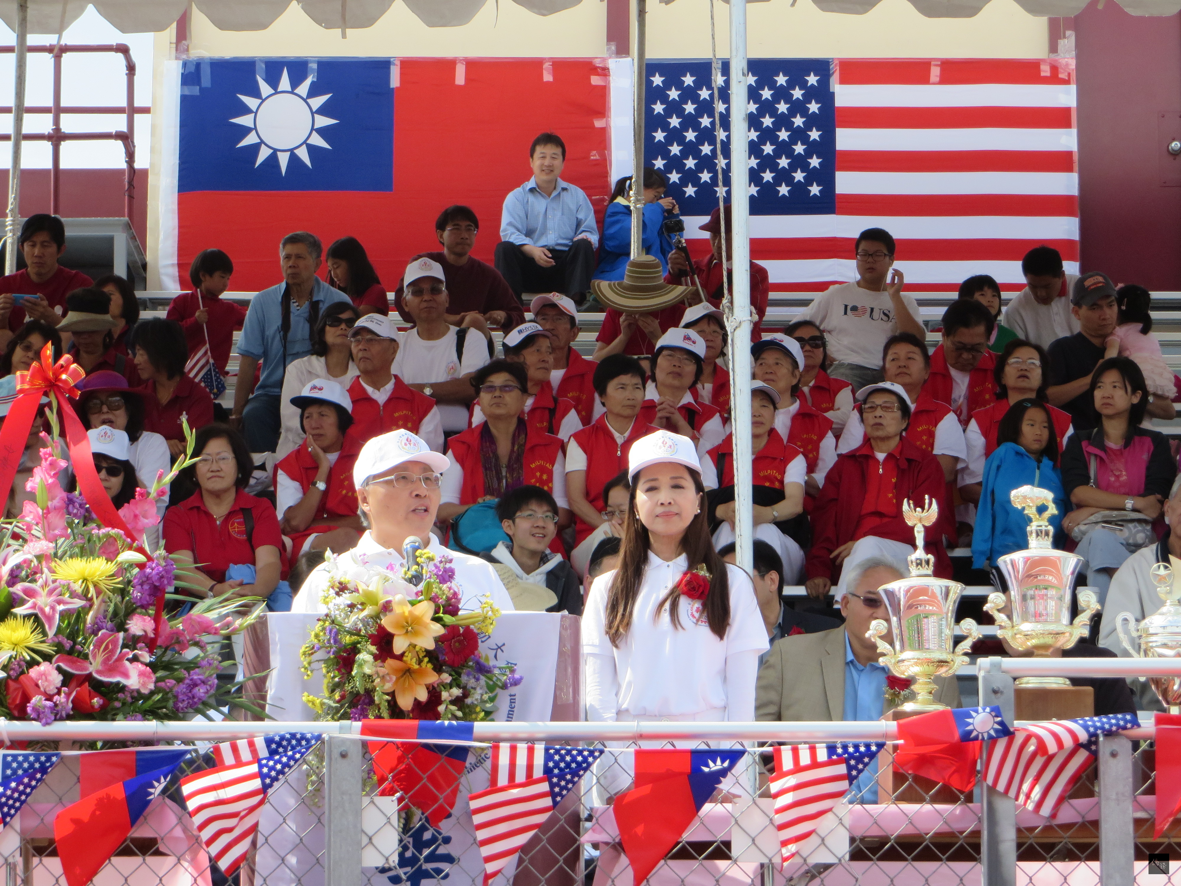 第30屆金山灣區華人運動大會3日在Sunnyuvale市 Fremont High School開幕，僑委會主任秘書張良民（前左）專程自台灣前往出席。（金山灣區僑教中心提供）
