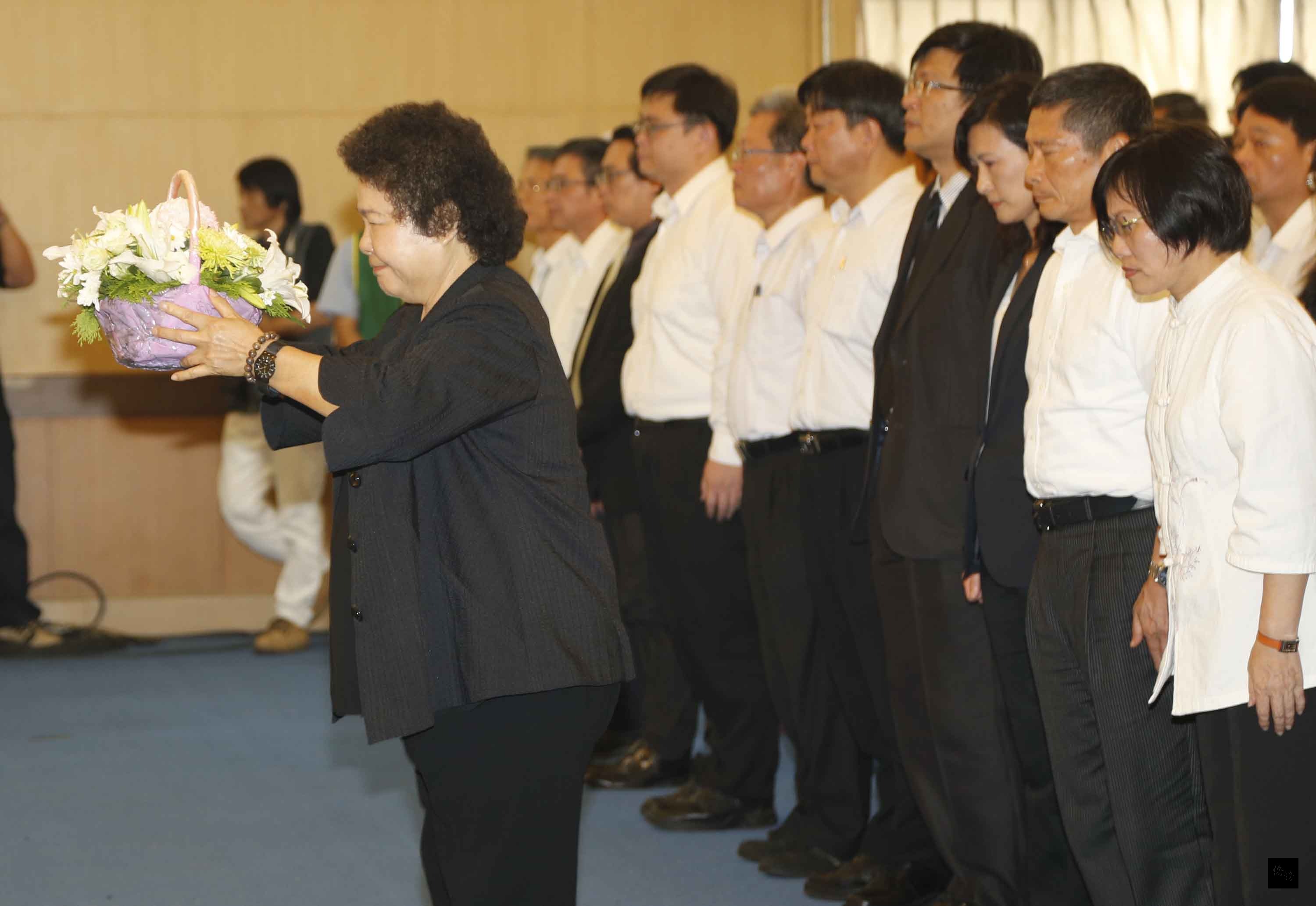 高雄石化氣爆事件罹難者聯合法會7日在高雄第一殯儀館舉行,高雄市長陳菊(左)率府官員出席致祭。(中央社提供)