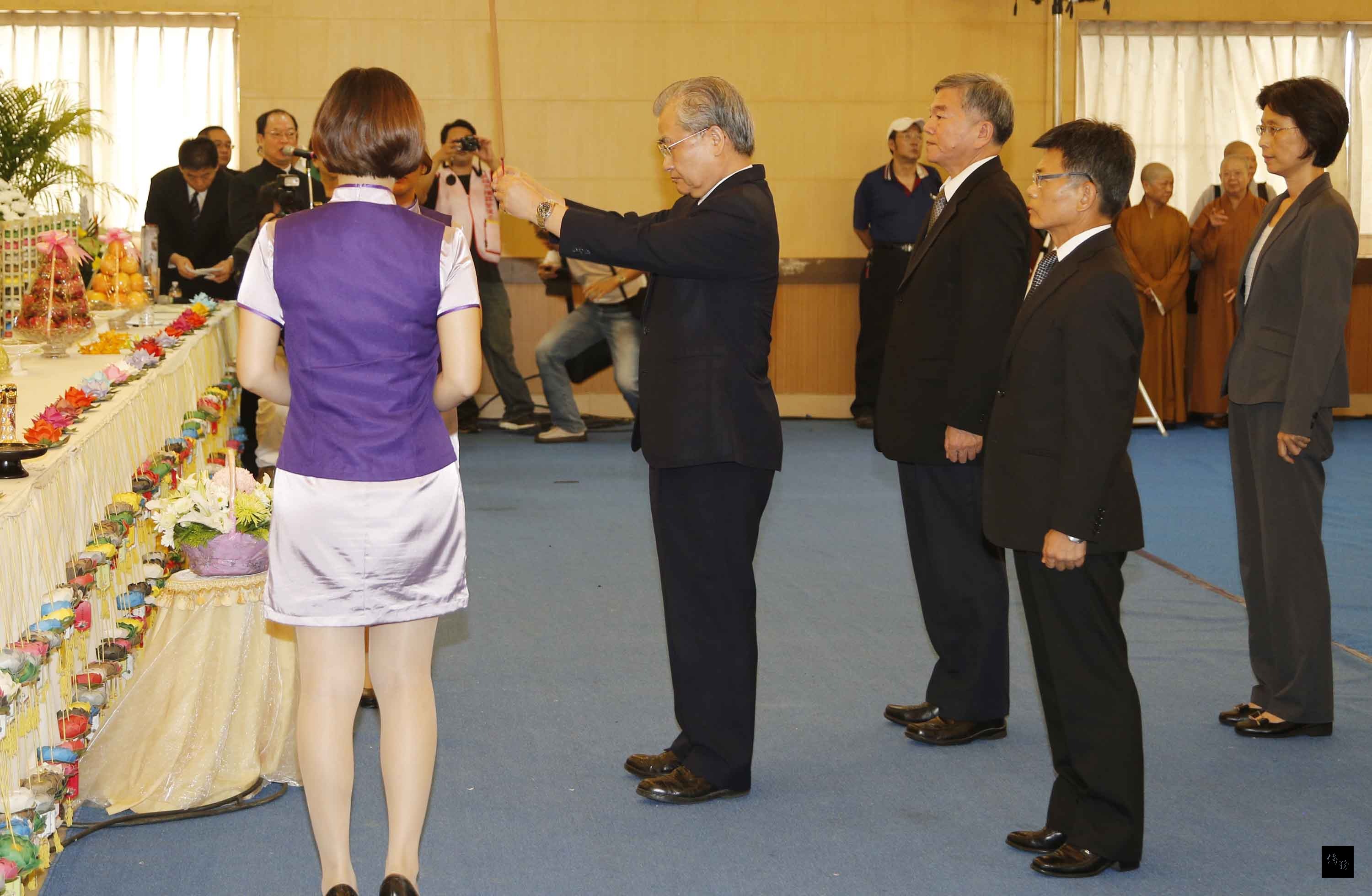 高雄氣爆事件罹難者聯合法會7日在高雄第一殯儀館舉行,行政院副院長毛治國(左二)率員出席致祭。(中央社提供)